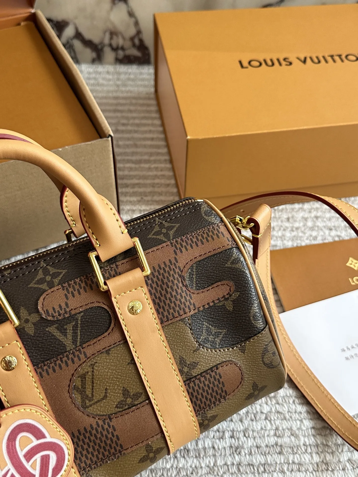 &yen;175 Lv X Nigo Keepall xs 21 枕头包 手袋是一款理想的都市手袋。 标志性的造型与经典的 Monogram 帆布，加之多种携带方式和奢华的天然牛皮饰边为该包平添一份时尚前卫之感。尺寸：25 14cm全套礼盒