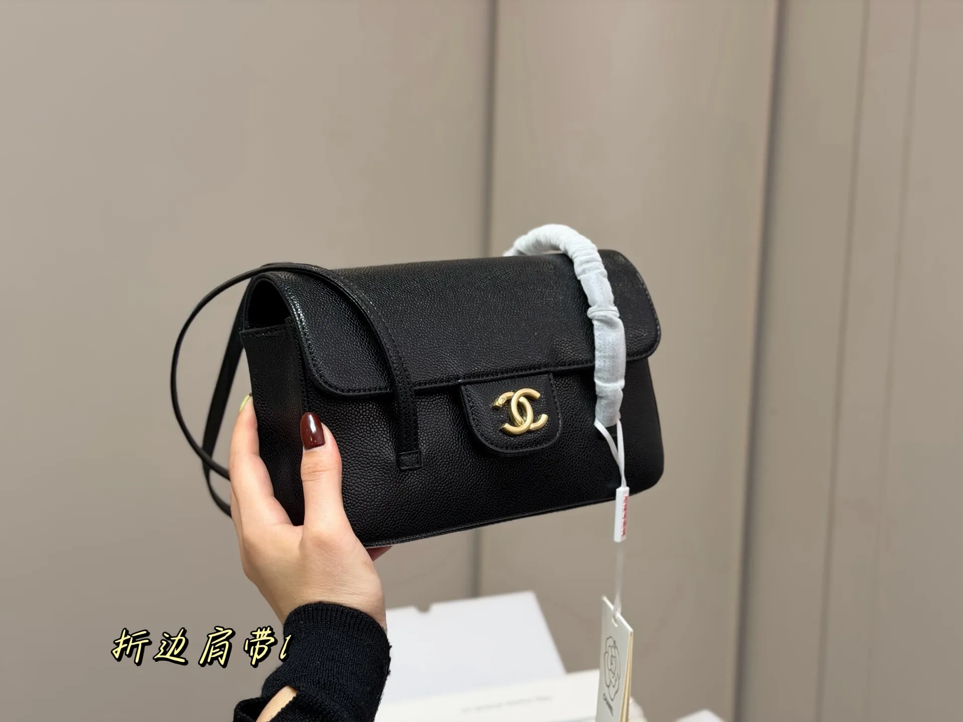 &yen;160 配折叠盒飞机盒 size：23*16cm 被Jennie带火的 香奈儿26C 口盖包 超挺包型！ 双 C锁扣一扣就是经典牌面~ 肩带长度刚好卡在腋下 容量塞得下手机+粉饼+口红，日常通勤/约会都能打