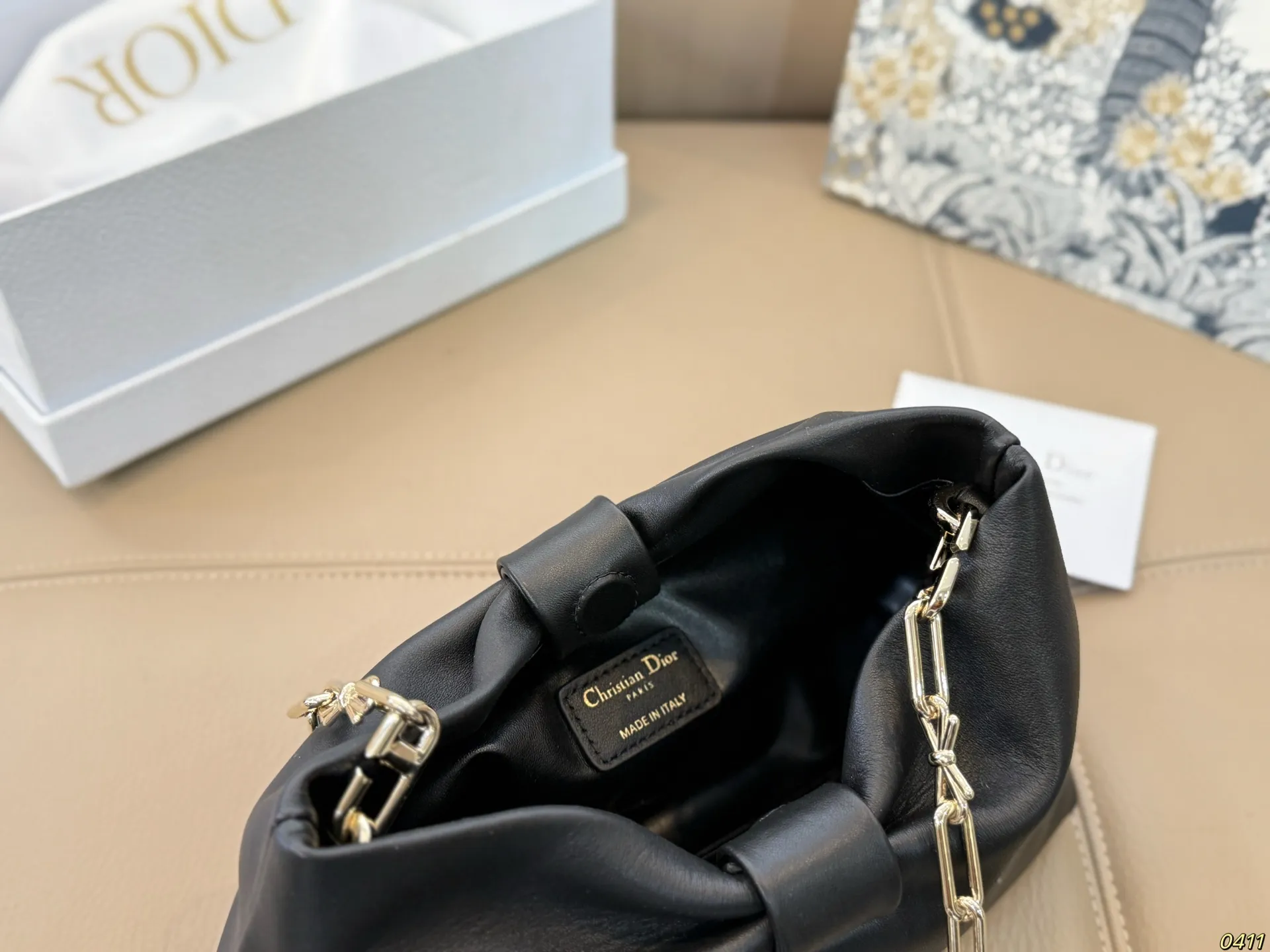 ¥240配盒 迪奥 Dior 2026春夏蝴蝶结包 质感细腻又耐用。正面立体蝴蝶结设计,优雅又俏皮整体简约精致,法式浪漫氛围感拉满,是2026春夏系列超亮眼单品!尺寸22 14