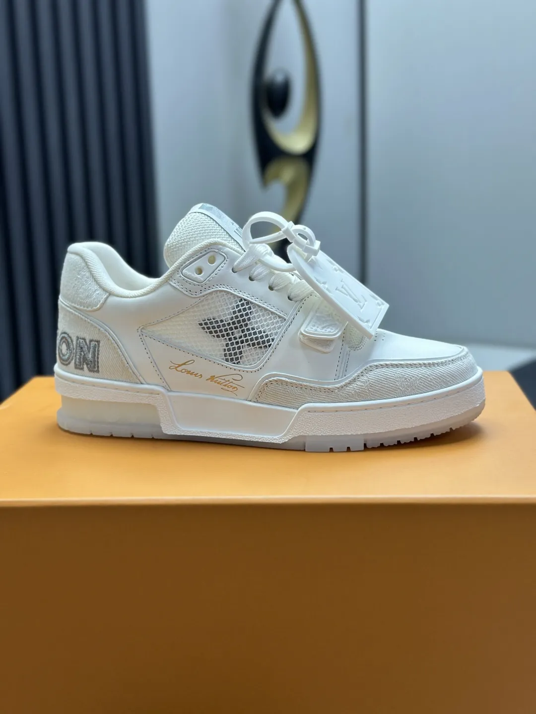 工厂直销&yen;300💰顶级版本 LV-路易威登-经典走秀新款 空胶工艺&middot;原版1：1开发复刻！！上脚非常舒适 奢侈用料，做工精细，中底印有欧洲制造英文字母 鞋面由意大利进口小牛皮拼接，侧边饰有品牌LOGO标志及签名，最新乳胶垫脚➕网布内里，脚感超舒适。原厂特供原版双色TPU组合大底。套包工艺 固特异缝合锁边 面料:独家定制头层牛皮 配件:独家私模Vuitton 标识， 内里:定制丝滑网里-头层丝绸牛皮内里 大底:TPU组合大底耐磨防滑防黄 垫脚:新款乳胶垫-网纱吸汗 专柜工艺:全电脑针车拉线 鞋头 后套 冷热定型 全套拉帮套楦中低logo花纹 专柜包装 -鞋带 证书 卡片 说明书 合格证 防尘袋 全网最齐包装 女款35-40男款38-46（38/46订做不退换！