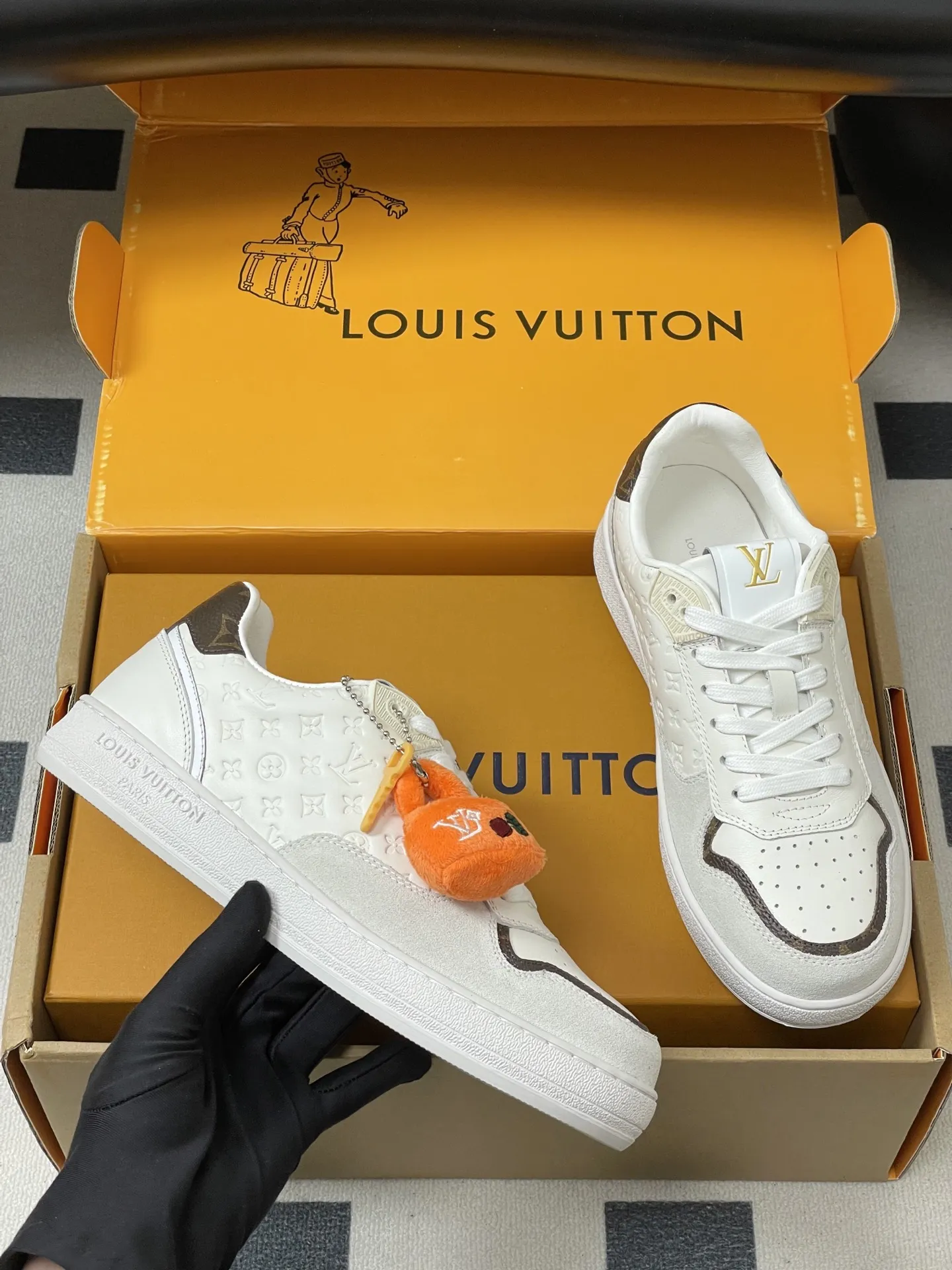 p310-(配高档飞机盒✈️) 2026春夏新款 LOUIS VUITTON 路易威登 LV STADIUM 运动鞋 系带休闲鞋老花板鞋 LVStadium运动鞋为柔软牛皮革局部压印 Monogram图案,再现复古设计风潮。Monogram 帆布饰边和鞋头镂孔汇聚工致细节,鞋舌饰以LV字母标签,外底抒写路易威登标识。 鞋面:牛反绒 内里垫脚:羊皮 鞋底:开模橡胶大底 码数:35-39(40.41定做不退换)