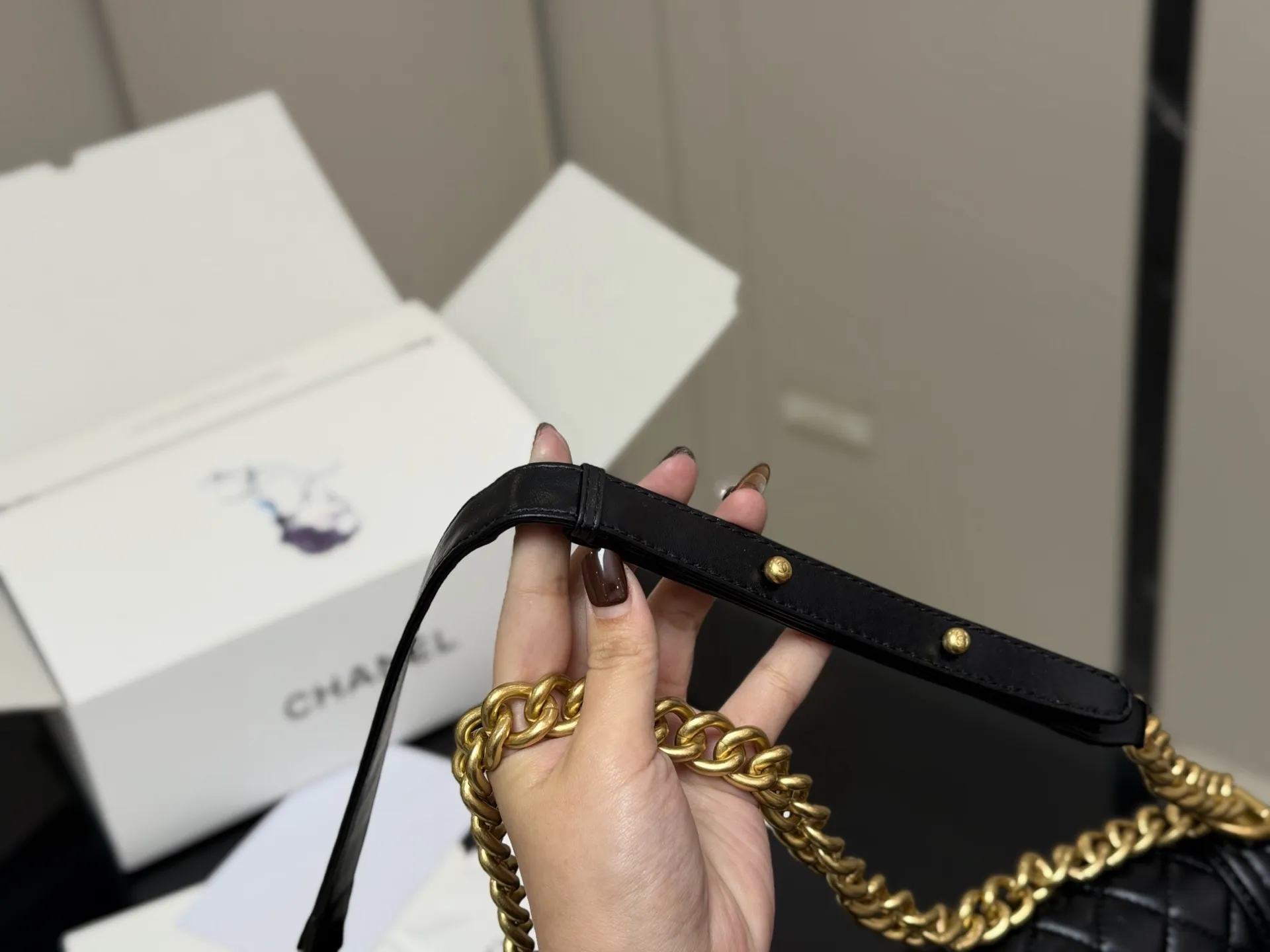 ¥180 ¥175 配折叠盒飞机盒 size:25cm 20cm 香奈儿 Leboy 辣妈包 ⚠️高版本 重新出货 很饱满的皮质哦! 羊皮纹 高品质!