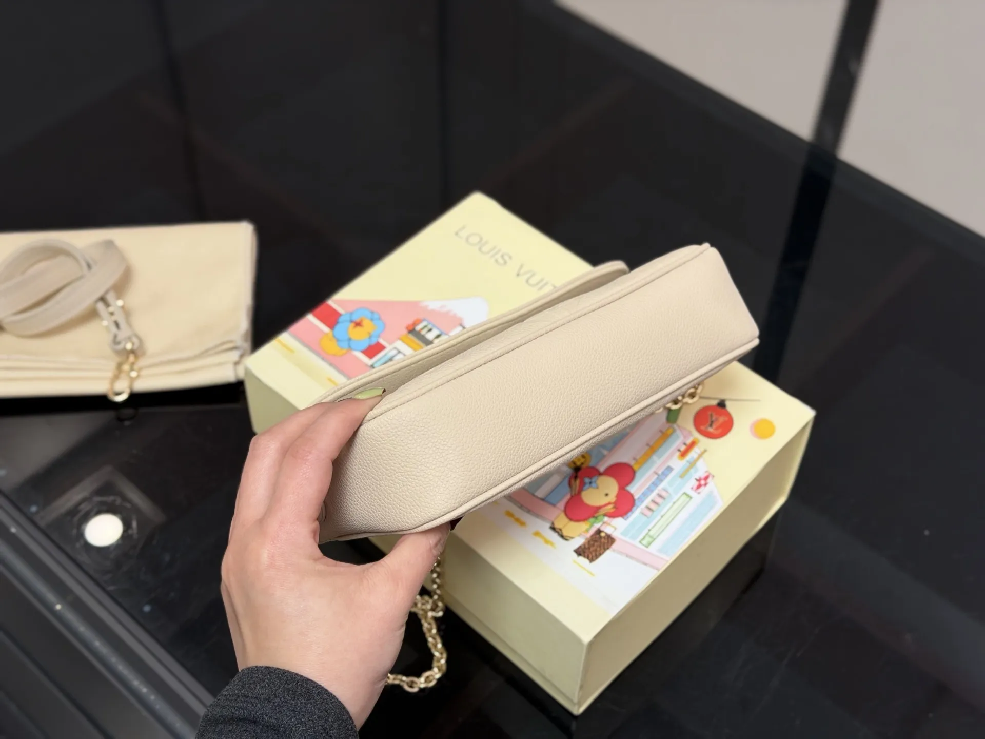 &yen;165 配折叠盒 size：22*12cm Lv 新晋爆款ivy woc 出道即巅峰 双链条设计的麻将包 可斜挎可单肩可手提 内置卡槽 可爱好用！