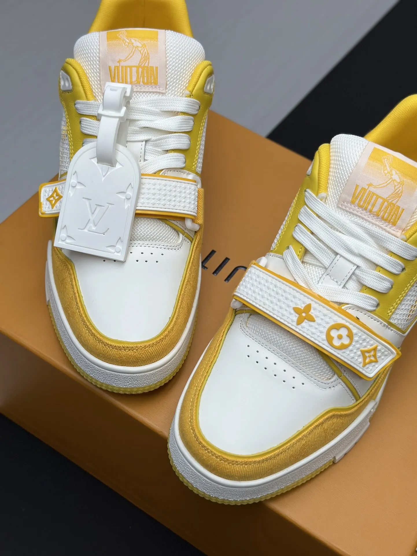 工厂直销¥300💰顶级版本 LV-路易威登-经典走秀新款 空胶工艺·原版1:1开发复刻!!上脚非常舒适 奢侈用料,做工精细,中底印有欧洲制造英文字母 鞋面由意大利进口小牛皮拼接,侧边饰有品牌LOGO标志及签名,最新乳胶垫脚➕网布内里,脚感超舒适。原厂特供原版双色TPU组合大底。套包工艺 固特异缝合锁边 面料:独家定制头层牛皮 配件:独家私模Vuitton 标识, 内里:定制丝滑网里-头层丝绸牛皮内里 大底:TPU组合大底耐磨防滑防黄 垫脚:新款乳胶垫-网纱吸汗 专柜工艺:全电脑针车拉线 鞋头 后套 冷热定型 全套拉帮套楦中低logo花纹 专柜包装 -鞋带 证书 卡片 说明书 合格证 防尘袋 全网最齐包装 女款35-40男款38-46(38/46订做不退换!