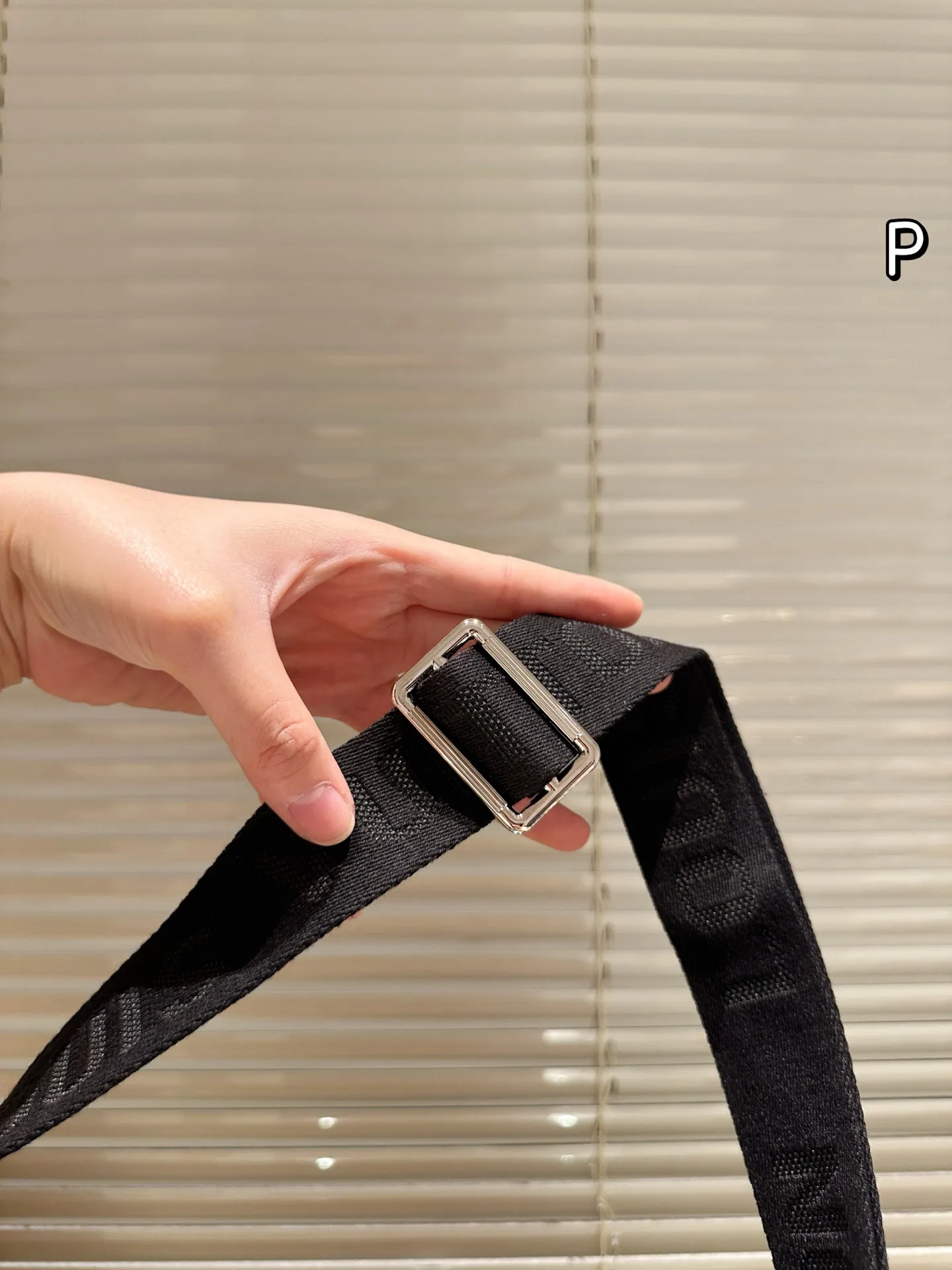 P165 礼盒🎁 男包分享lv 单肩包 目路易威登LouisVuitton比起非常火。的双扣邮差包这一款lv男士单肩包可以说非常低调了國 尺寸: District PM 老花的，这款呢低调稳重，日常休闲也搭得来也可斜 25.21cm