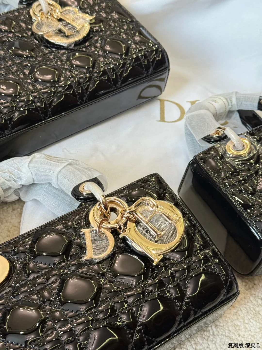 复刻版 漆皮 p205/p200/p195 Dior D-Joy 漆皮横版戴妃包 Dior D-Joy漆皮横版戴妃包,黑色漆皮+藤格纹绗缝,浅金色D.1.0.R吊饰超有辨识度。横版设计,26x13.5x5cm约26x13.5x5cm,配可拆卸链条肩带和皮革肩带,手提、肩背、斜挎都OK!漆皮耐磨易清洁,日常通勤或正式场合都能轻松驾驭,优雅又实用,是Dior经典系列的时髦代表 26x13.5x5cm 26cm 23cm 17cm