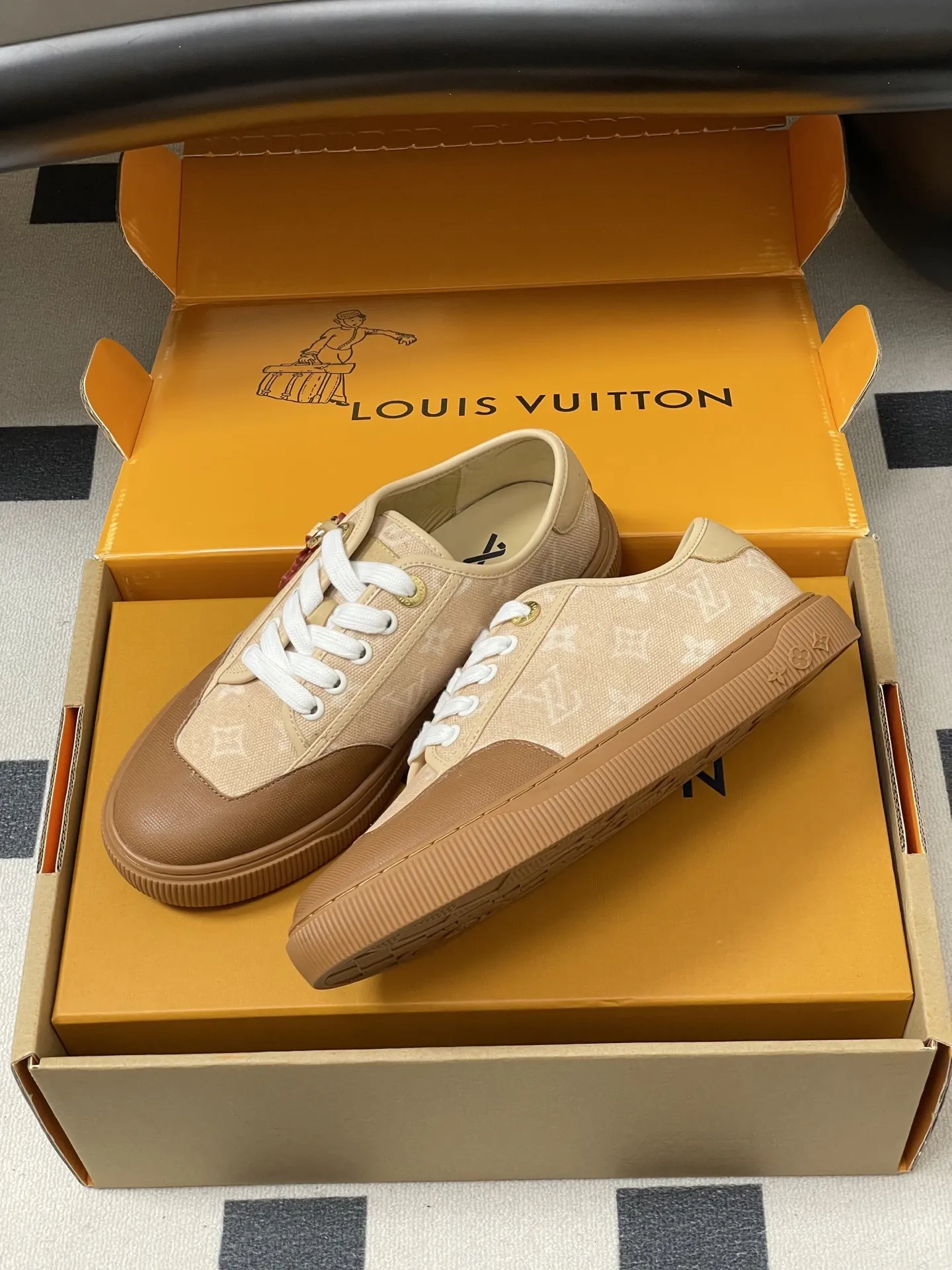 p290-(配高档飞机盒✈️) 2026春夏新款 LOUIS VUITTON 路易威登 Lv Lagoon运动鞋系列LV&Grace联名款猫猫鞋丹宁布刺绣系带休闲运动鞋Catogram板鞋 这款Lagoon 运动鞋取材 Monogram 丹宁布,为经典设计注入复古气息。皮革饰边跃现路易威登标识,铭纹孔眼、镶边和鞋带彰显考究细节,点缀 Monogram 花卉的橡胶外底完善整体。 鞋面:定制丹宁布刺绣 内里垫脚:羊皮 鞋底:开模橡胶大底 码数:35-39(40.41定做不退换)