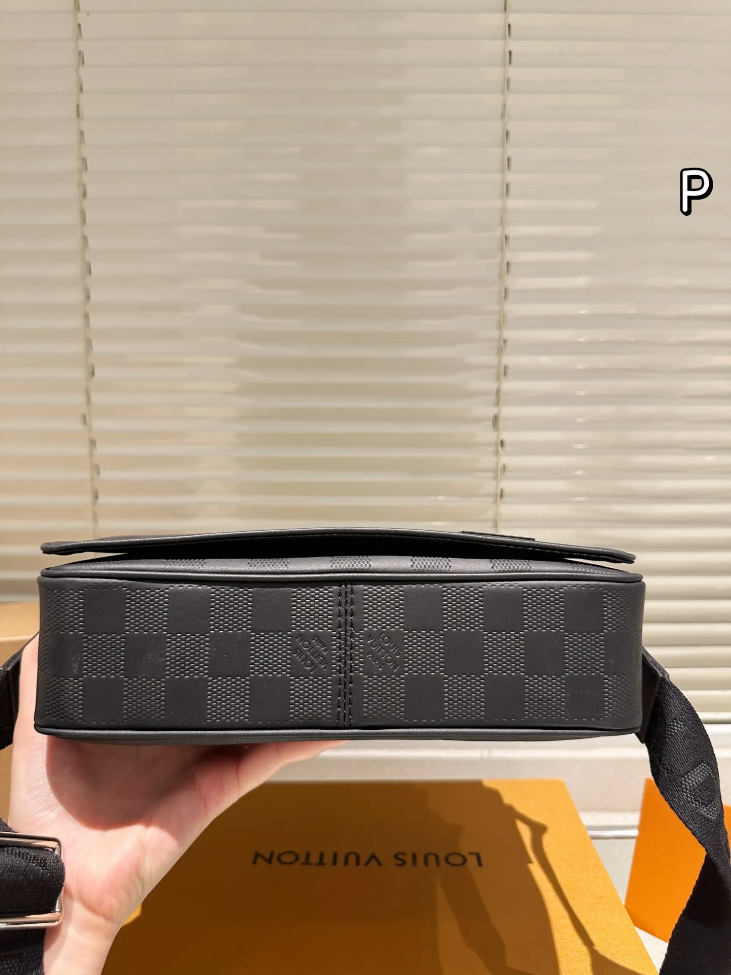 P165 礼盒🎁 男包分享lv 单肩包 目路易威登LouisVuitton比起非常火。的双扣邮差包这一款lv男士单肩包可以说非常低调了國 尺寸: District PM 老花的，这款呢低调稳重，日常休闲也搭得来也可斜 25.21cm