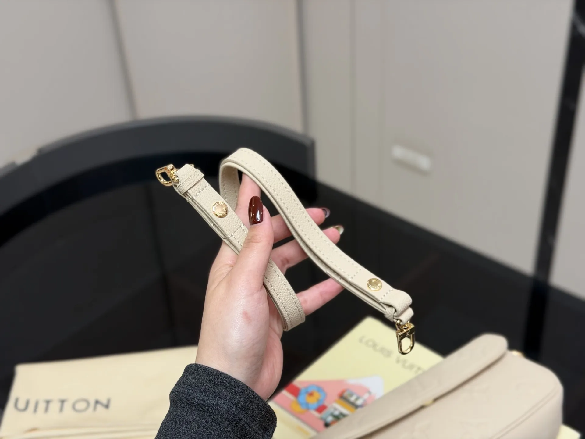 ¥165 配折叠盒 size:22*12cm Lv 新晋爆款ivy woc 出道即巅峰 双链条设计的麻将包 可斜挎可单肩可手提 内置卡槽 可爱好用!