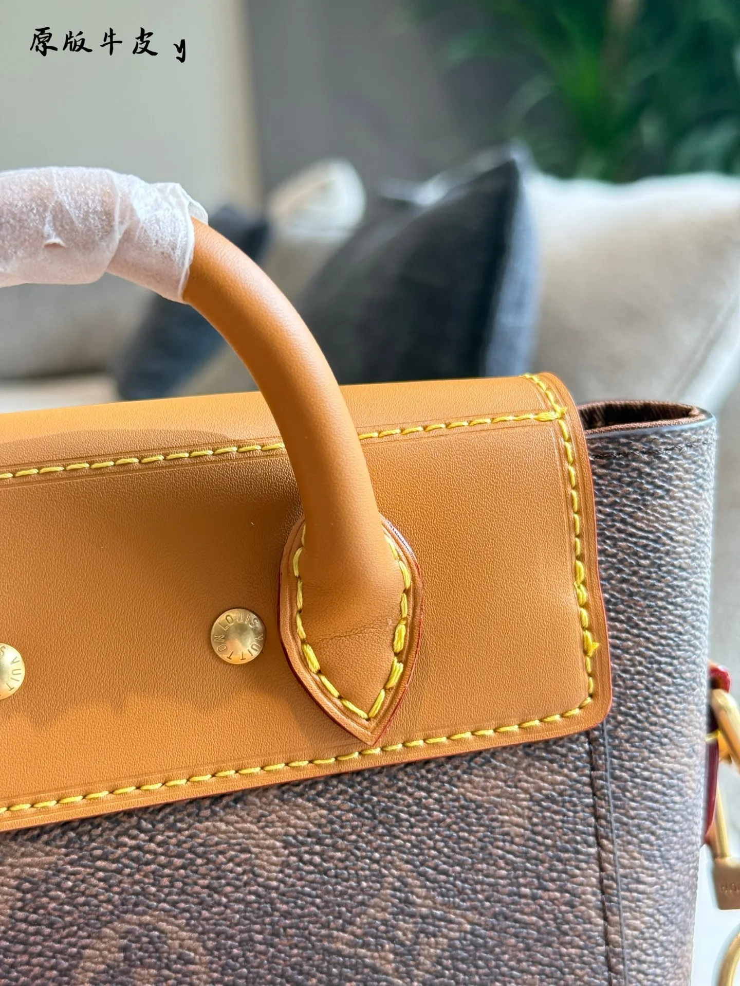 p215 Lv新款男包这两个色都好好看 Pharrell Williams采用LV Colorado粒面牛皮革打造 Steamer 15手袋,以紧凑构型实现便捷随行。正面锁扣镂 刻Louis YuittonMarque Deposee标识,与珠链设计相得益彰。系上可调节皮革肩带,肩背斜挎随心切换。本款 Steamer 15手袋令钱夹尺寸呈现Steamer手袋的潮流构型,再以顶部手柄、加固包角和底座延续传统元素,展现 Pharrell Williams的灵动巧思。非功能性挂锁抒写Louis . VuittonMarque Deposee标识,取代系列一贯的链条与饰针开合。 尺寸: 16.5x20x 8.5厘米(长度x高x宽)