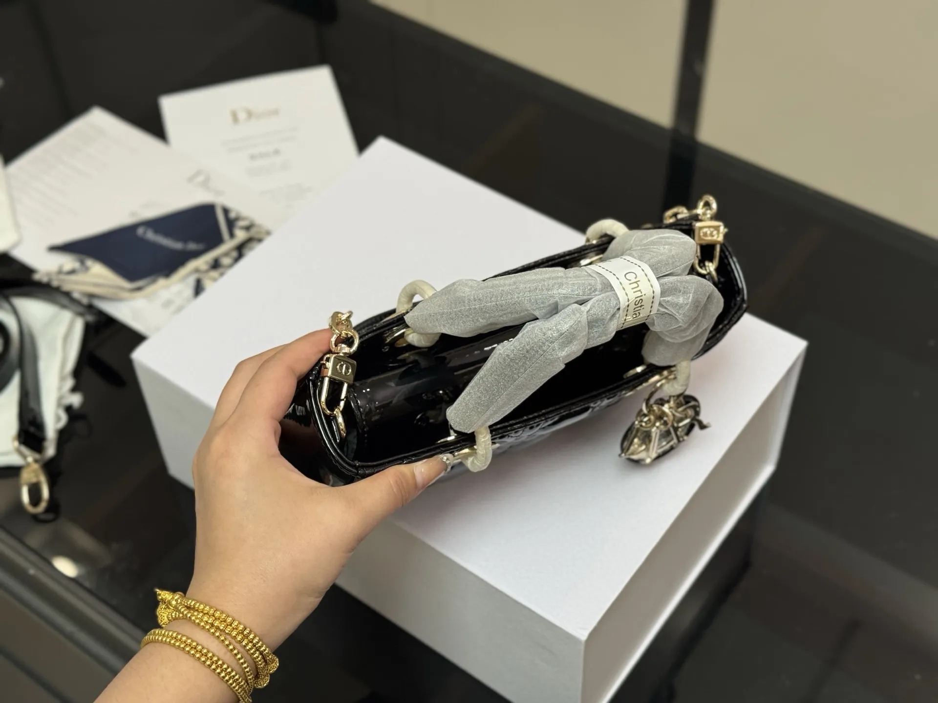 ¥195 配盒 迪奥lady漆皮 横版戴妃包 2025Dior款新包型 两根包带 我喜欢短的那根~ 一只很“我”的包爱了 尺寸:22.11cm