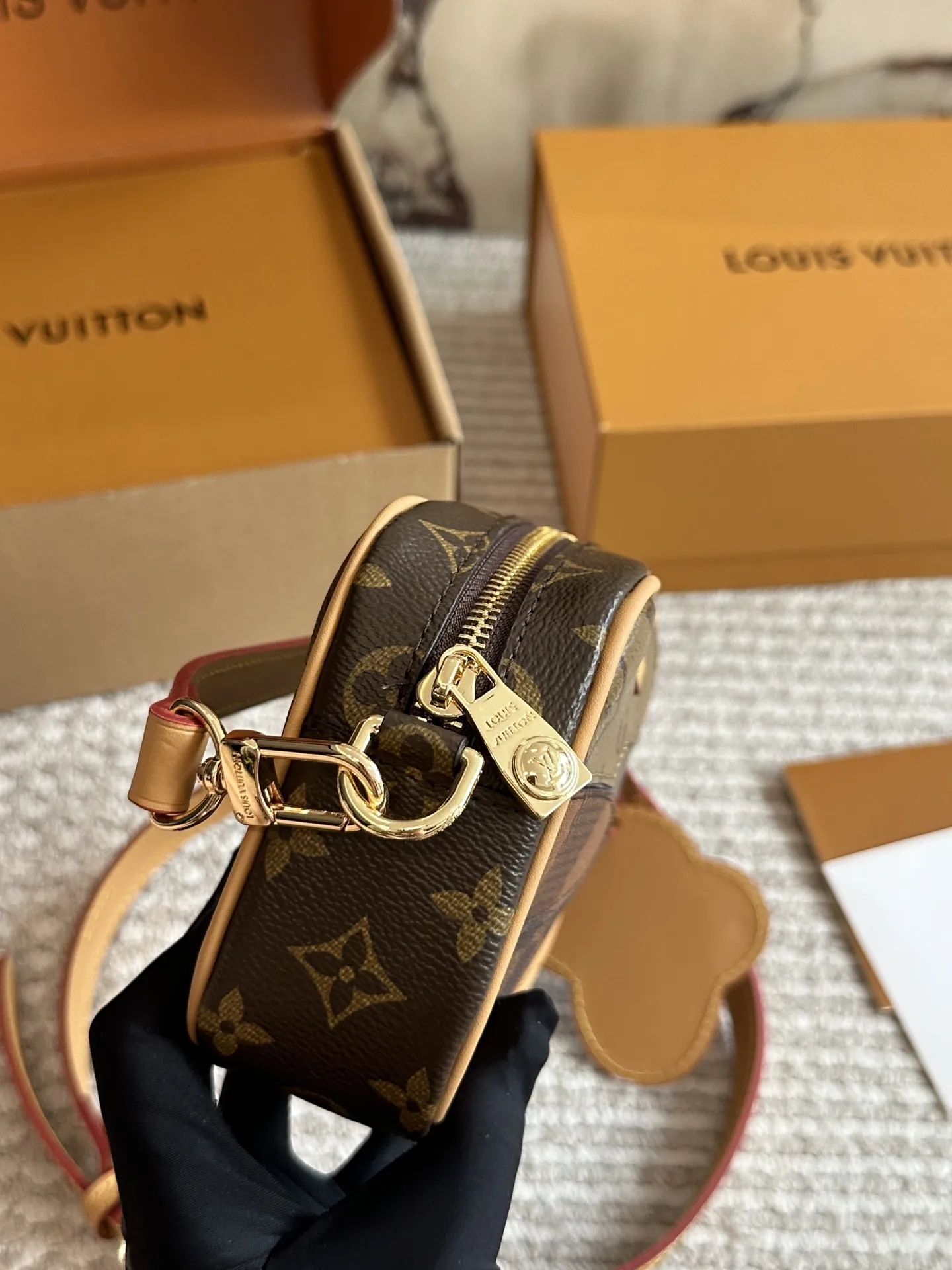 💰165 配盒🎁🎁🎁 size：20 14cm L家 相机包📷 百搭黑色入手了个男包 性价比真的很高 送男朋友的小姐姐们可以安排了 搜索🔍 lv