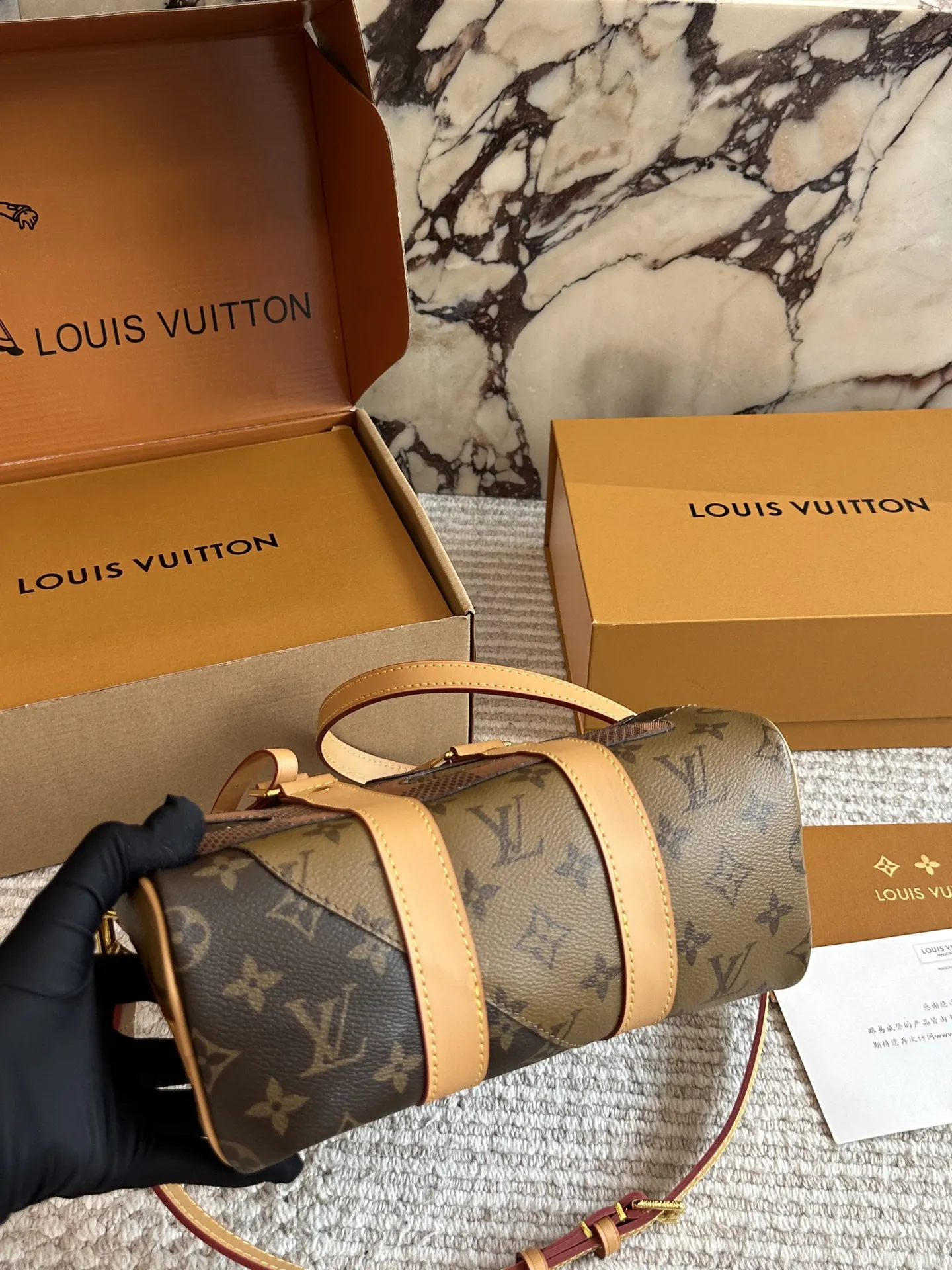 &yen;175 Lv X Nigo Keepall xs 21 枕头包 手袋是一款理想的都市手袋。 标志性的造型与经典的 Monogram 帆布，加之多种携带方式和奢华的天然牛皮饰边为该包平添一份时尚前卫之感。尺寸：25 14cm全套礼盒