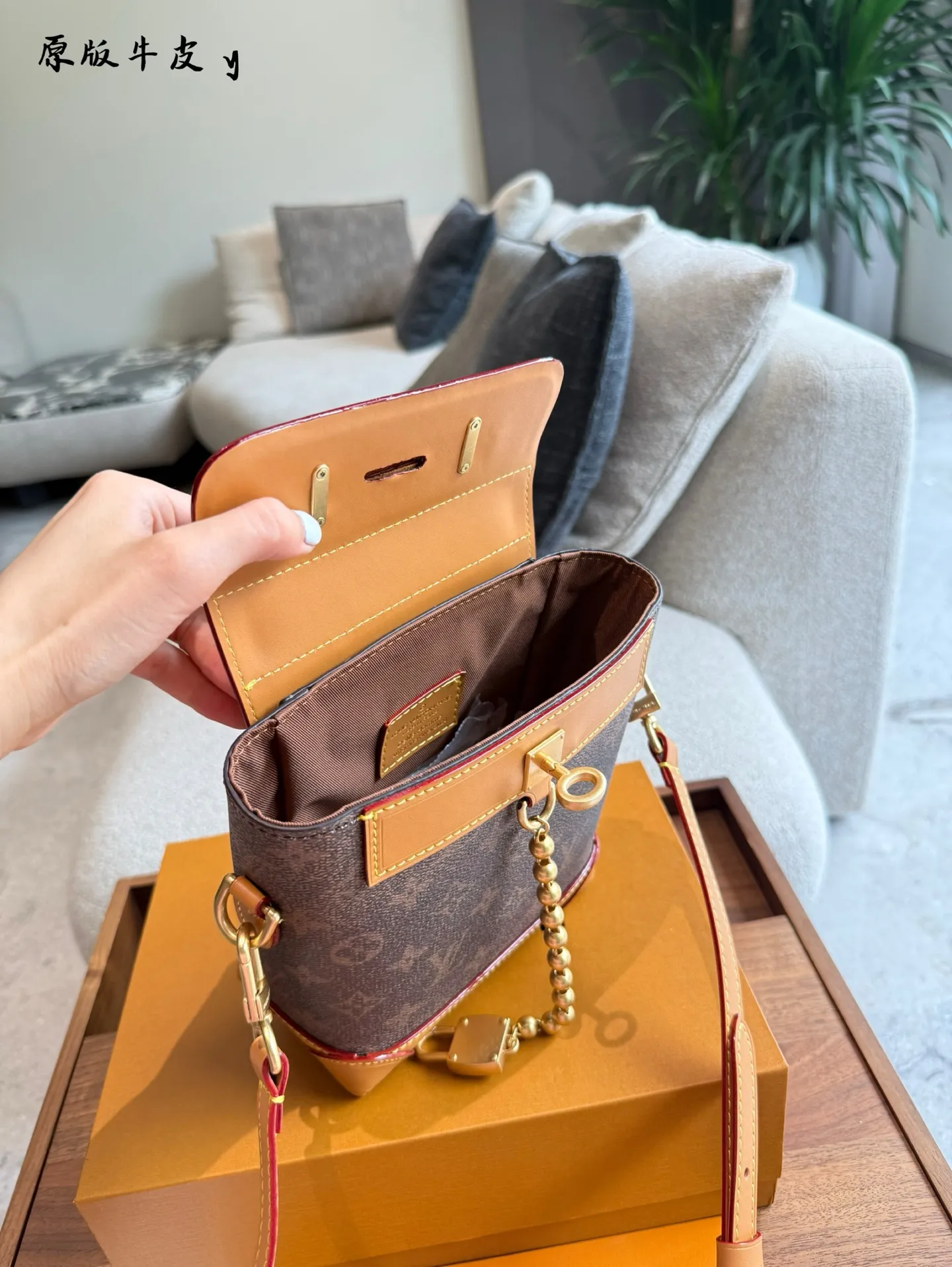 p215 Lv新款男包这两个色都好好看 Pharrell Williams采用LV Colorado粒面牛皮革打造 Steamer 15手袋，以紧凑构型实现便捷随行。正面锁扣镂 刻Louis YuittonMarque Deposee标识，与珠链设计相得益彰。系上可调节皮革肩带，肩背斜挎随心切换。本款 Steamer 15手袋令钱夹尺寸呈现Steamer手袋的潮流构型，再以顶部手柄、加固包角和底座延续传统元素，展现 Pharrell Williams的灵动巧思。非功能性挂锁抒写Louis . VuittonMarque Deposee标识，取代系列一贯的链条与饰针开合。 尺寸: 16.5x20x 8.5厘米(长度x高x宽)