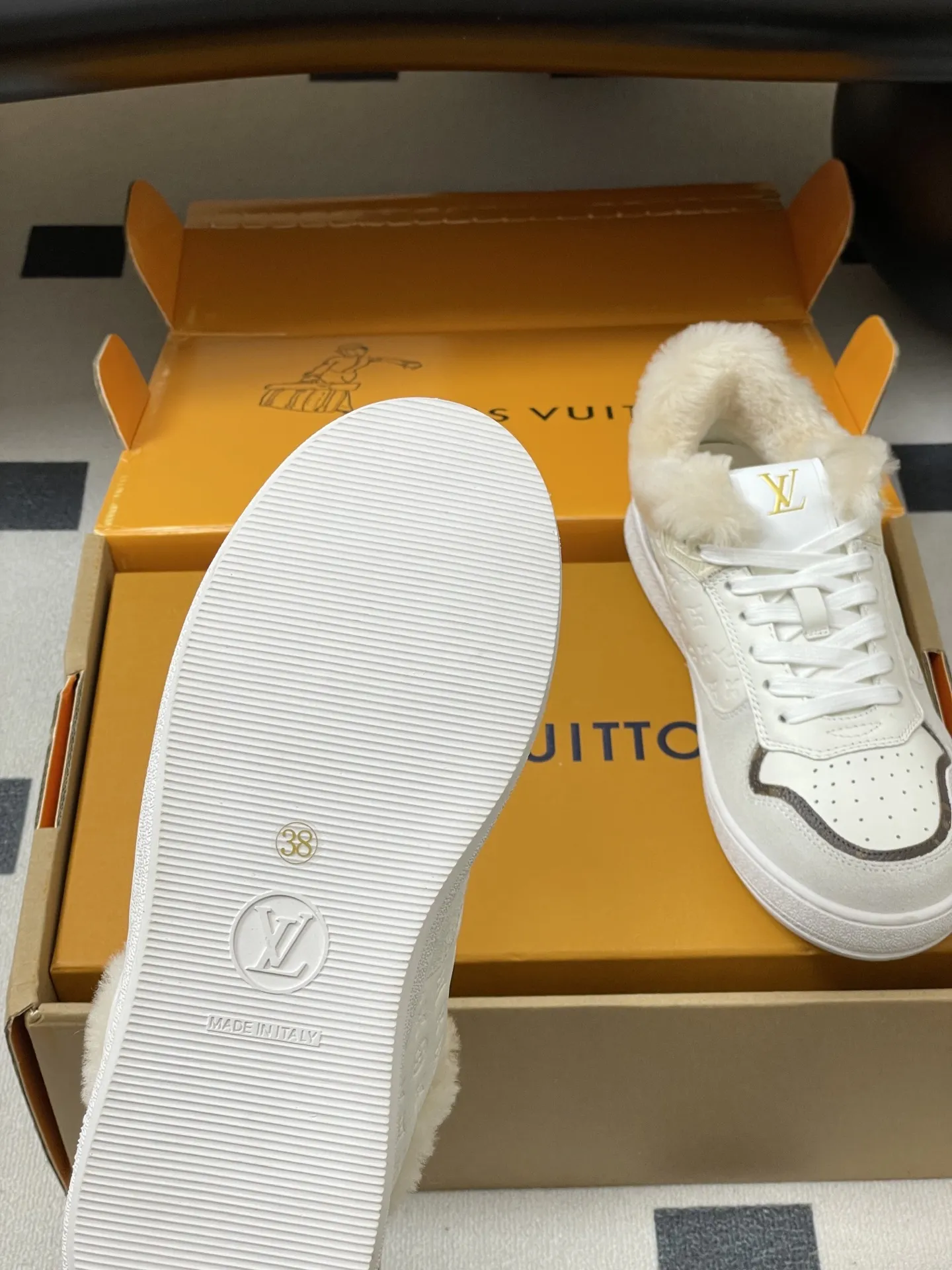 p310-（配高档飞机盒✈️） 2026春夏新款 LOUIS VUITTON 路易威登 LV STADIUM 运动鞋 系带羊毛里休闲鞋老花板鞋 本款LVStadium运动鞋以 Monogram图案羊毛鞋面及舒适羊毛皮内衬塑造冬日构型。同色牛皮革再添雅致一笔。背面经典皮革饰边压印 路易威登标识，与柔软橡胶外底共筑潮流风范。 鞋面：牛反绒 内里垫脚：羊毛 鞋底：开模橡胶大底 码数：35-39（40.41定做不退换）