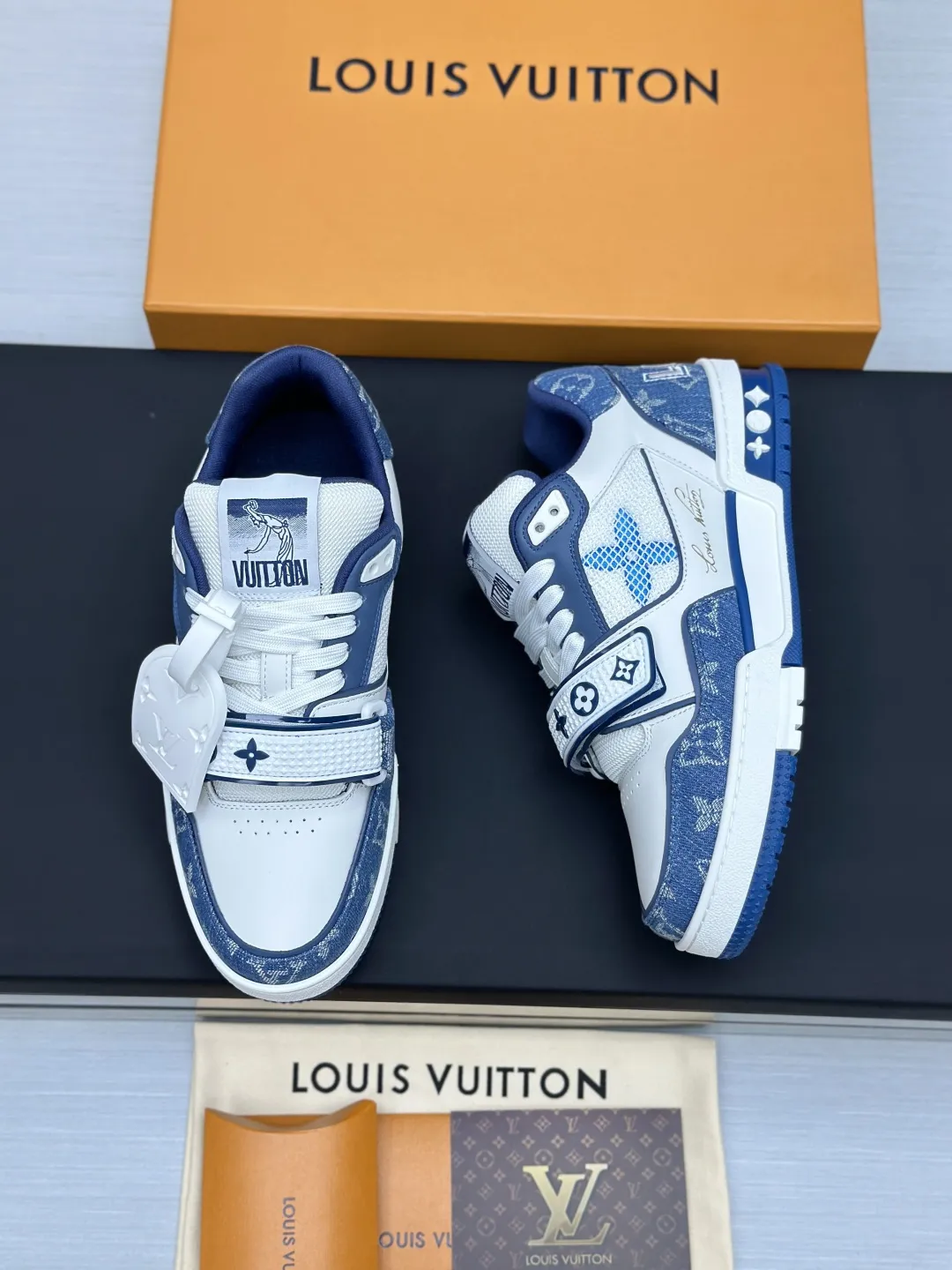 工厂直销¥300💰顶级版本 LV-路易威登-经典走秀新款 空胶工艺·原版1:1开发复刻!!上脚非常舒适 奢侈用料,做工精细,中底印有欧洲制造英文字母 鞋面由意大利进口小牛皮拼接,侧边饰有品牌LOGO标志及签名,最新乳胶垫脚➕网布内里,脚感超舒适。原厂特供原版双色TPU组合大底。套包工艺 固特异缝合锁边 面料:独家定制头层牛皮 配件:独家私模Vuitton 标识, 内里:定制丝滑网里-头层丝绸牛皮内里 大底:TPU组合大底耐磨防滑防黄 垫脚:新款乳胶垫-网纱吸汗 专柜工艺:全电脑针车拉线 鞋头 后套 冷热定型 全套拉帮套楦中低logo花纹 专柜包装 -鞋带 证书 卡片 说明书 合格证 防尘袋 全网最齐包装 女款35-40男款38-46(38/46订做不退换!