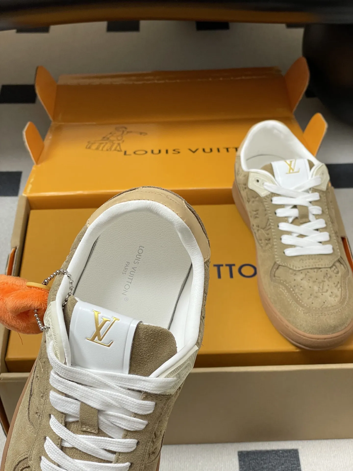 p310-(配高档飞机盒✈️) 2026春夏新款 LOUIS VUITTON 路易威登 LV STADIUM 运动鞋 系带休闲鞋老花板鞋 本款LVStadium运动鞋取材绒面牛皮革,以局部压印的Mini Monogram图案烘托复古风尚。后部皮革饰边烫印品牌标识,与路易威登皮具系列遥相呼应,橡胶外底成就轻盈穿着体验。 鞋面:牛反绒 内里垫脚:羊皮 鞋底:开模橡胶大底 码数:35-39(40.41定做不退换)