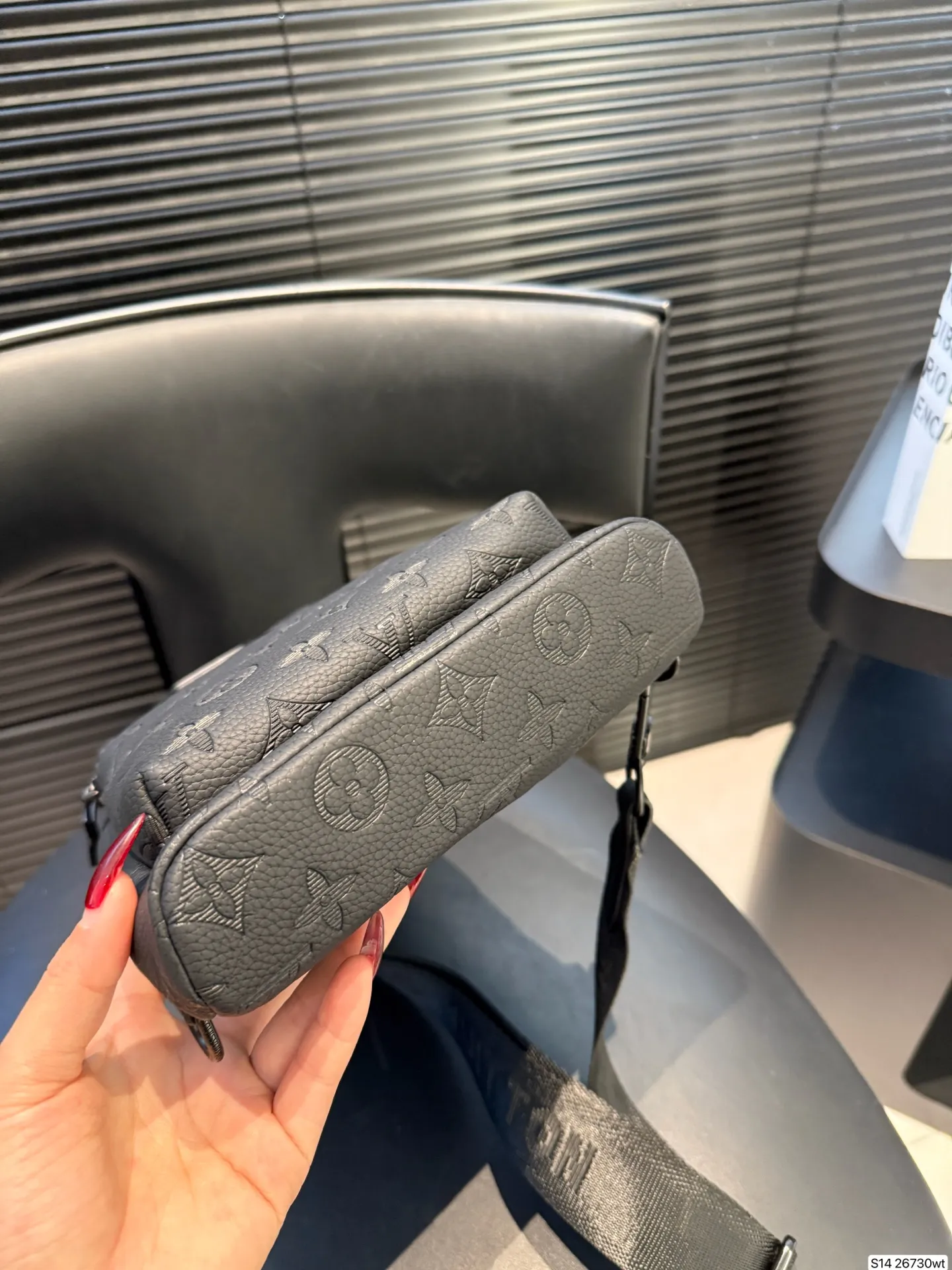 P120 商务精英的身份象征 | LV男包老花黑武士系列 在时尚与实用兼具的男士皮具领域，LV老花黑武士系列男包凭借卓越设计和精湛工艺脱颖而出，成为众多商务人士的心头好。 尺寸19 40 货号26730