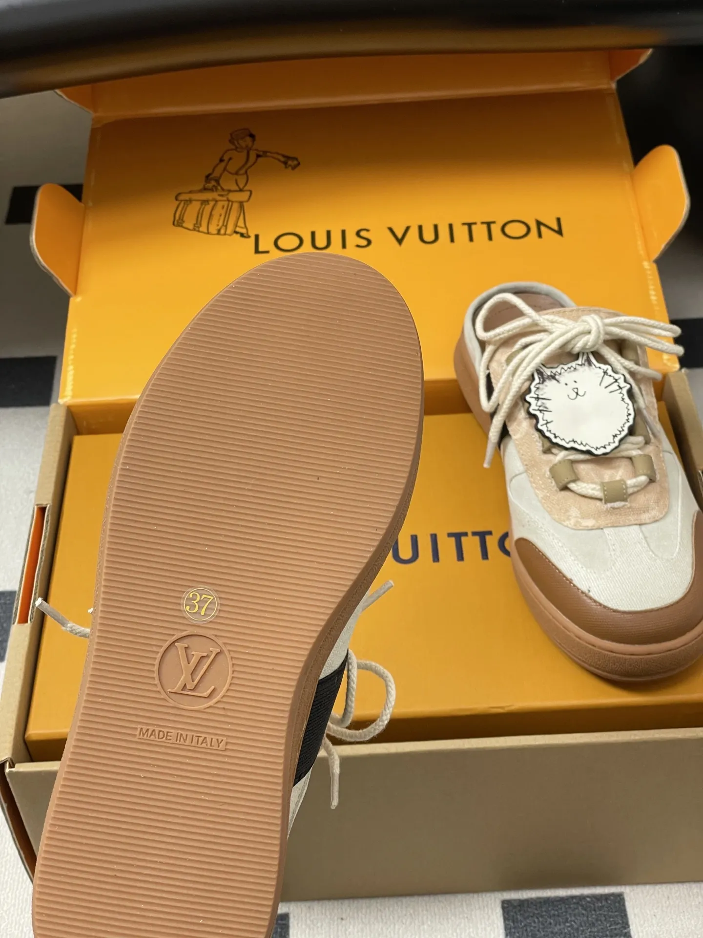 p310-（配高档飞机盒✈️） 2026春夏新款 LOUIS VUITTON 路易威登 LV Grace Coddington / 联名款猫猫Catogram系列 Lous露跟运动鞋系带包头穆勒厚底半拖鞋 LV与Grace Coddington联名的猫猫系列半拖鞋，米白+棕色拼接，麂皮和织物材质，鞋面有猫咪挂饰超可爱！ 本款Lous露跟运动鞋携Monogram压纹绒面牛皮革重回视野，为加垫鞋舌压印路易威登标识，与双鞋带一道展露滑板鞋的灵感启发。便 捷穿脱的设计升级舒适体验。 鞋面：定制布料拼接牛反绒 内里垫脚：羊皮 鞋底：开模橡胶大底 码数：女35-39（40.41定做不退换）