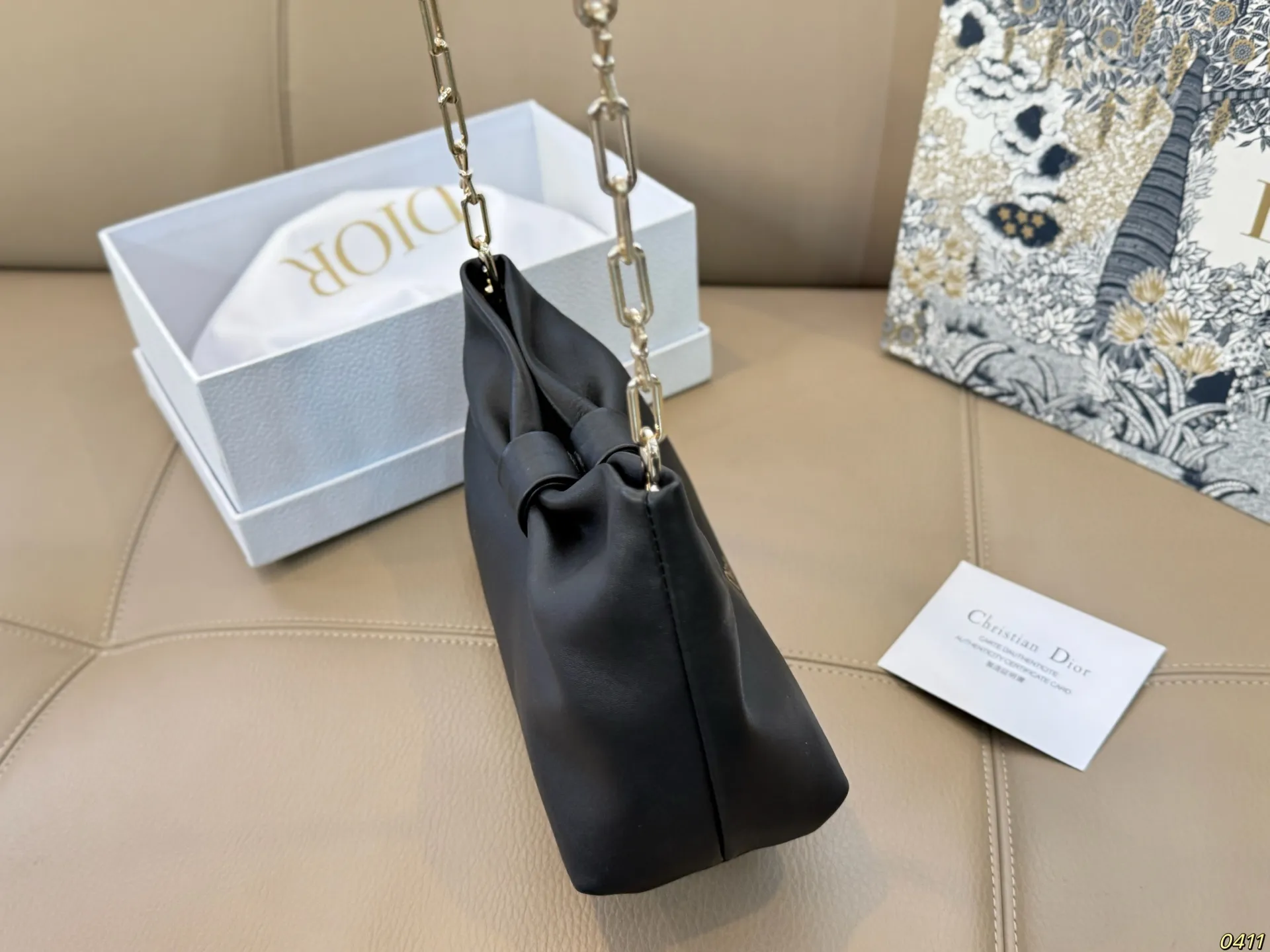 &yen;240配盒 迪奥 Dior 2026春夏蝴蝶结包 质感细腻又耐用。正面立体蝴蝶结设计，优雅又俏皮整体简约精致，法式浪漫氛围感拉满，是2026春夏系列超亮眼单品！尺寸22 14