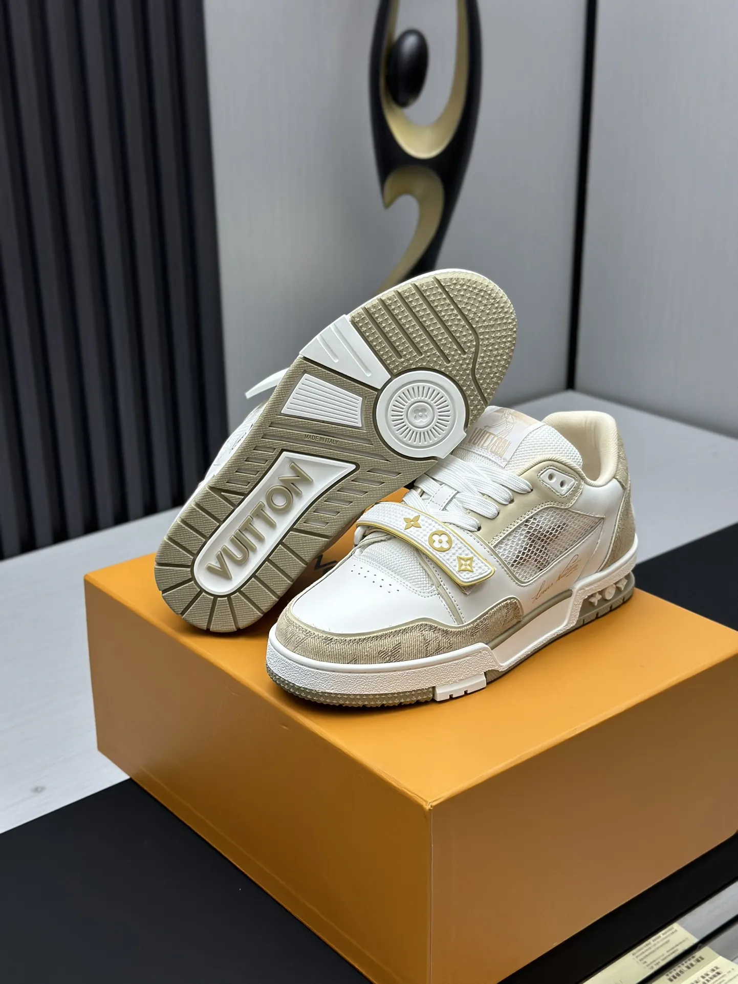 工厂直销¥310💰顶级版本 LV-路易威登-经典走秀新款 空胶工艺·原版1:1开发复刻!!上脚非常舒适 奢侈用料,做工精细,中底印有欧洲制造英文字母 鞋面由意大利进口小牛皮拼接,侧边饰有品牌LOGO标志及签名,最新乳胶垫脚➕网布内里,脚感超舒适。原厂特供原版双色TPU组合大底。套包工艺 固特异缝合锁边 面料:独家定制头层牛皮 配件:独家私模Vuitton 标识, 内里:定制丝滑网里-头层丝绸牛皮内里 大底:TPU组合大底耐磨防滑防黄 垫脚:新款乳胶垫-网纱吸汗 专柜工艺:全电脑针车拉线 鞋头 后套 冷热定型 全套拉帮套楦中低logo花纹 专柜包装 -鞋带 证书 卡片 说明书 合格证 防尘袋 全网最齐包装 女款35-40男款38-46(38/46订做不退换!