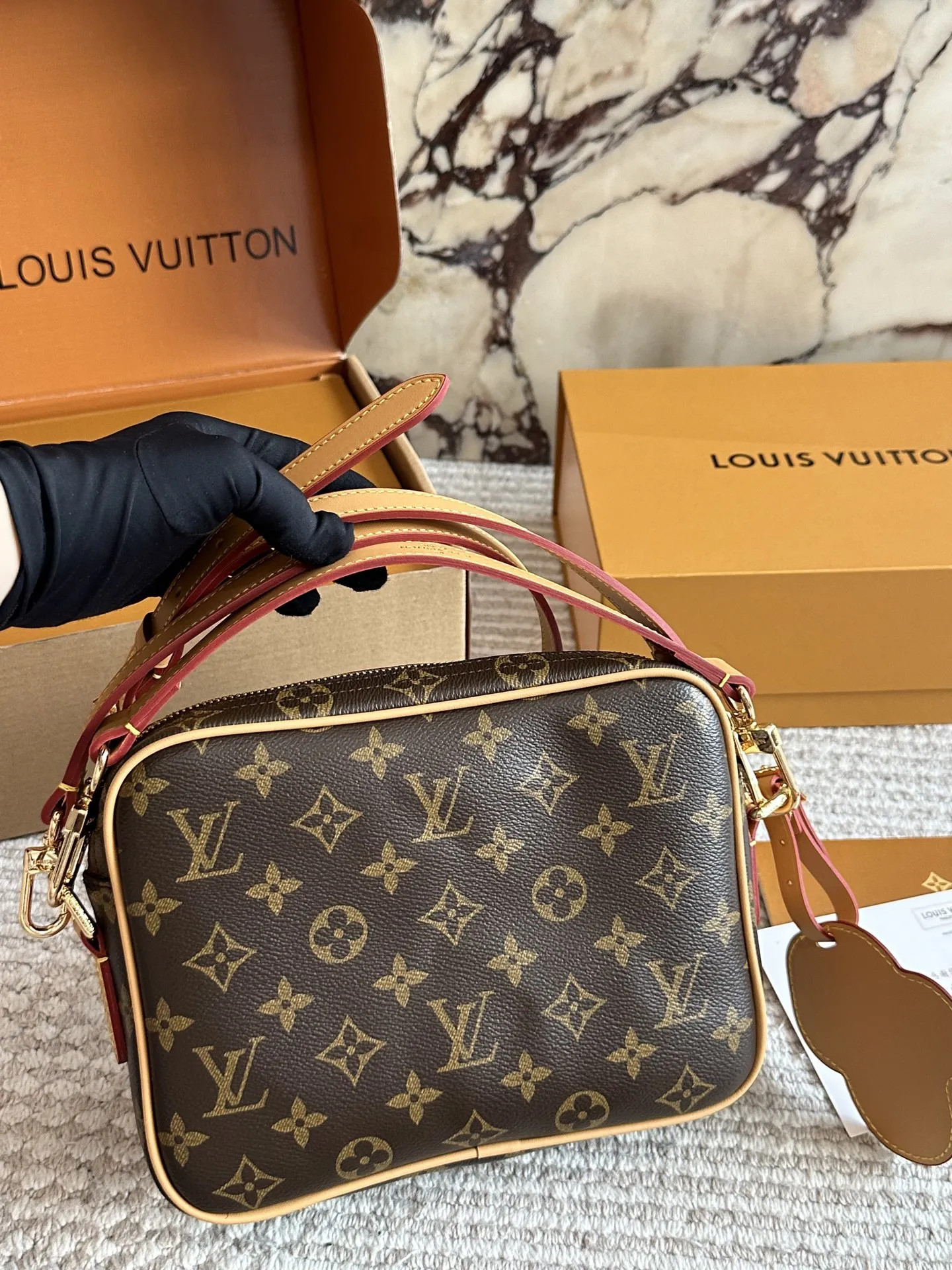 💰180 配盒🎁🎁🎁 size：25cm L家 相机包📷 百搭黑色入手了个男包 性价比真的很高 送男朋友的小姐姐们可以安排了 搜索🔍 lv