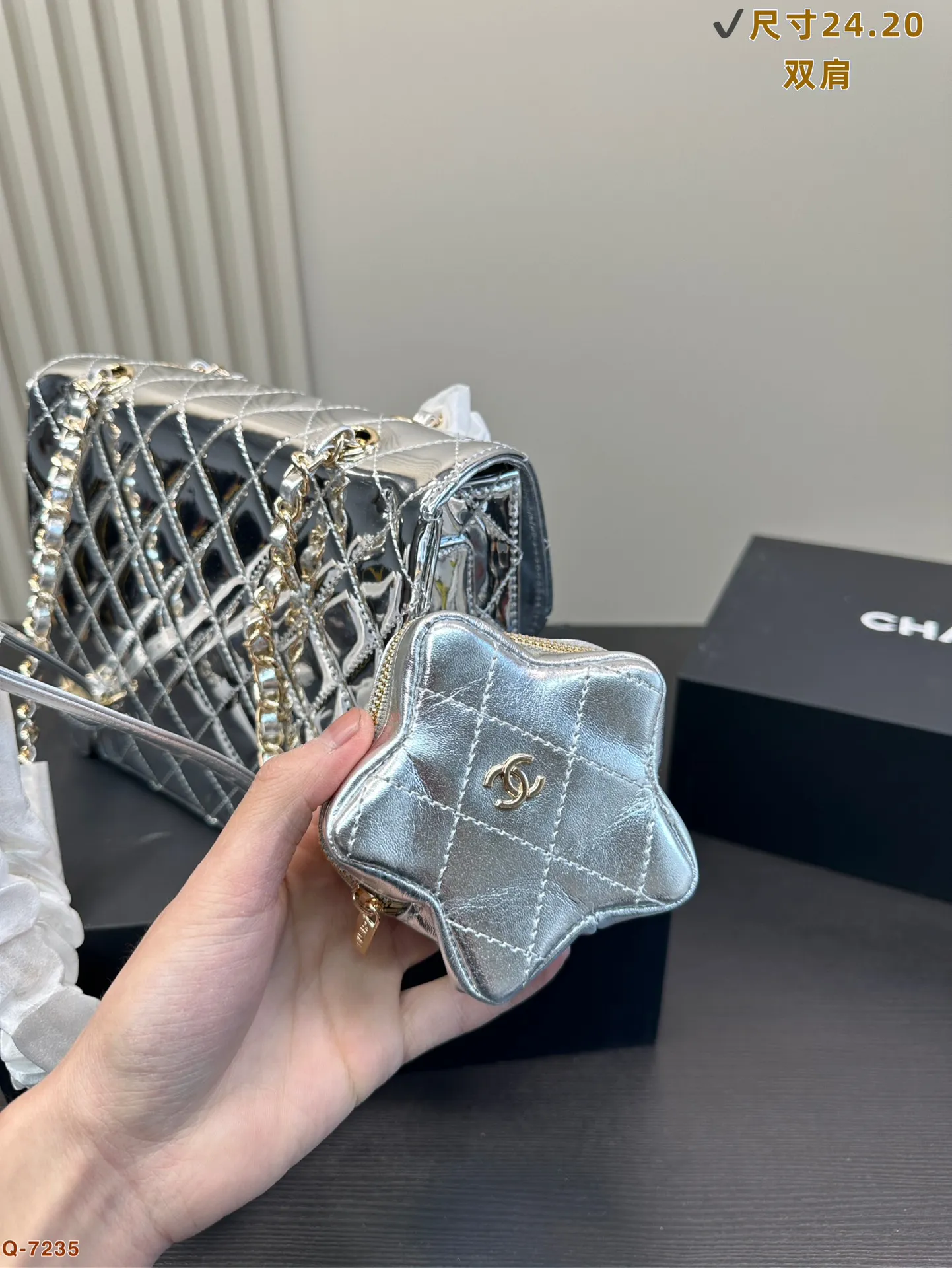 香奈儿CHANEL 双子星双肩包 实物太有趣了 满满的复古可爱感 颜色真有心情大好的活力魅力 配合着新年氛围 更要开开心心迎接岁末呀尺寸