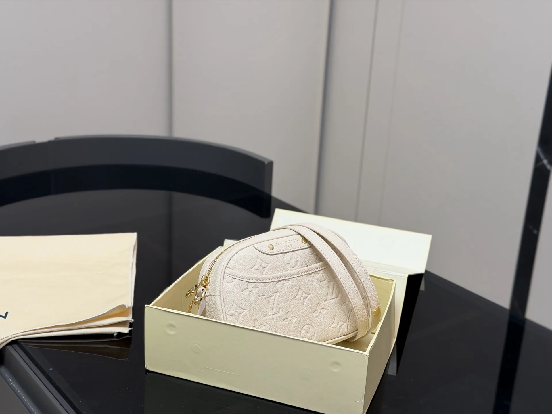 ¥175 配折叠盒 尺寸:19*16cm Lv 25fw相机包 最最最新上线哦! 耐看!实用且能装! 老花经典款! 绝对的高级货! 搜索🔍Lv 相机包