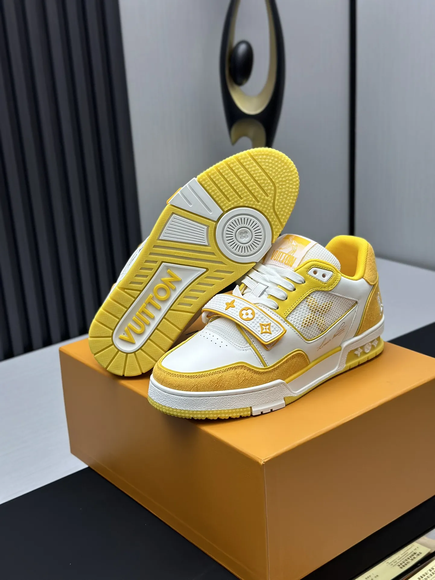 工厂直销&yen;300💰顶级版本 LV-路易威登-经典走秀新款 空胶工艺&middot;原版1：1开发复刻！！上脚非常舒适 奢侈用料，做工精细，中底印有欧洲制造英文字母 鞋面由意大利进口小牛皮拼接，侧边饰有品牌LOGO标志及签名，最新乳胶垫脚➕网布内里，脚感超舒适。原厂特供原版双色TPU组合大底。套包工艺 固特异缝合锁边 面料:独家定制头层牛皮 配件:独家私模Vuitton 标识， 内里:定制丝滑网里-头层丝绸牛皮内里 大底:TPU组合大底耐磨防滑防黄 垫脚:新款乳胶垫-网纱吸汗 专柜工艺:全电脑针车拉线 鞋头 后套 冷热定型 全套拉帮套楦中低logo花纹 专柜包装 -鞋带 证书 卡片 说明书 合格证 防尘袋 全网最齐包装 女款35-40男款38-46（38/46订做不退换！