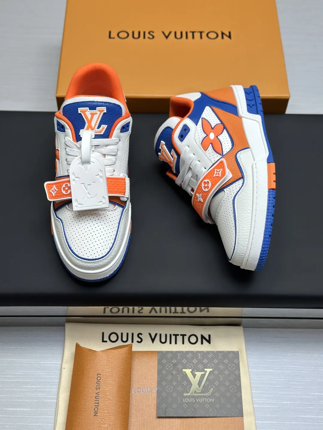 工厂直销¥300💰顶级版本 LV-路易威登-经典走秀新款 空胶工艺·原版1:1开发复刻!!上脚非常舒适 奢侈用料,做工精细,中底印有欧洲制造英文字母 鞋面由意大利进口小牛皮拼接,侧边饰有品牌LOGO标志及签名,最新乳胶垫脚➕网布内里,脚感超舒适。原厂特供原版双色TPU组合大底。套包工艺 固特异缝合锁边 面料:独家定制头层牛皮 配件:独家私模Vuitton 标识, 内里:定制丝滑网里-头层丝绸牛皮内里 大底:TPU组合大底耐磨防滑防黄 垫脚:新款乳胶垫-网纱吸汗 专柜工艺:全电脑针车拉线 鞋头 后套 冷热定型 全套拉帮套楦中低logo花纹 专柜包装 -鞋带 证书 卡片 说明书 合格证 防尘袋 全网最齐包装 女款35-40男款38-46(38/46订做不退换!