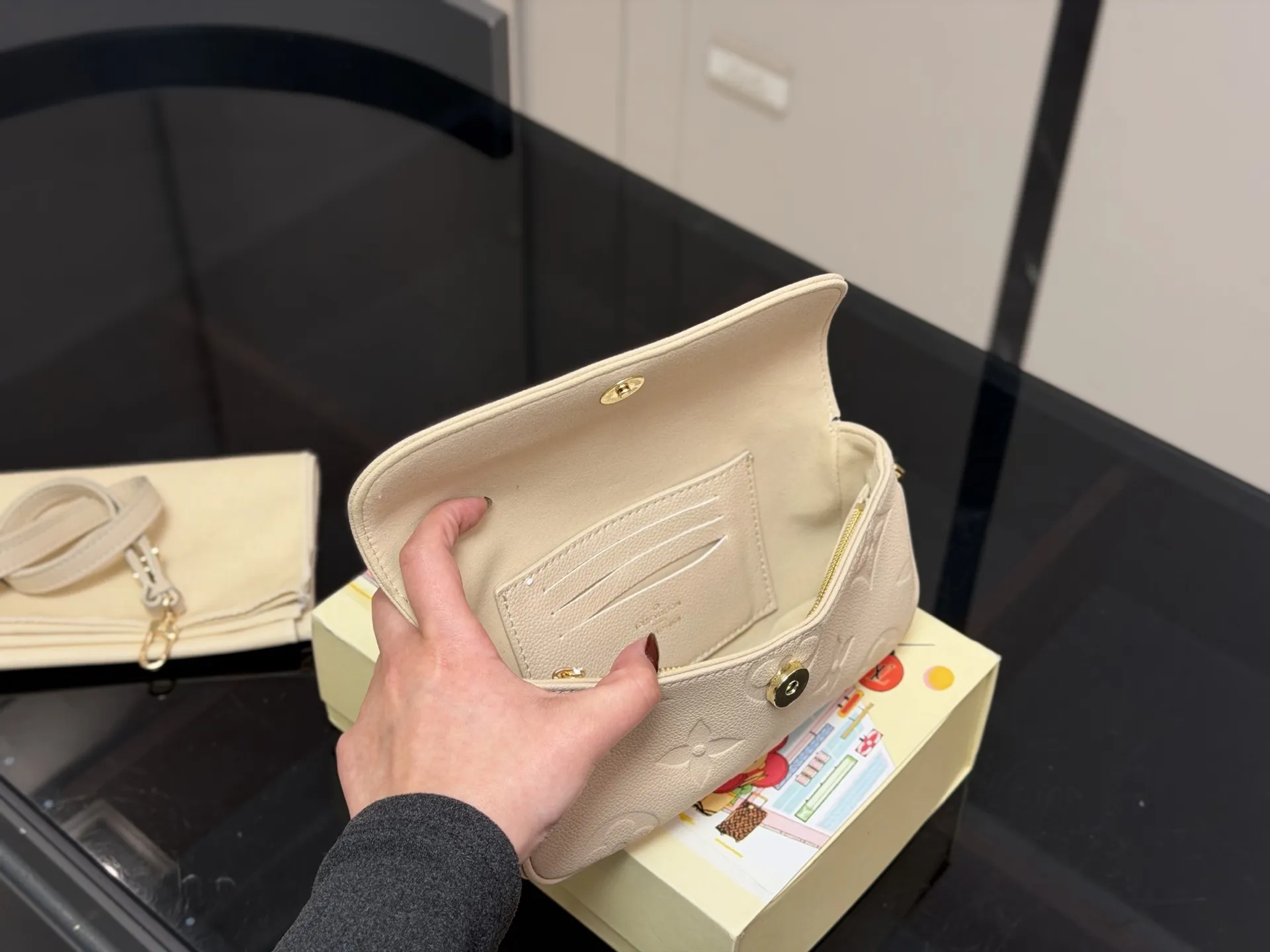 ¥165 配折叠盒 size:22*12cm Lv 新晋爆款ivy woc 出道即巅峰 双链条设计的麻将包 可斜挎可单肩可手提 内置卡槽 可爱好用!