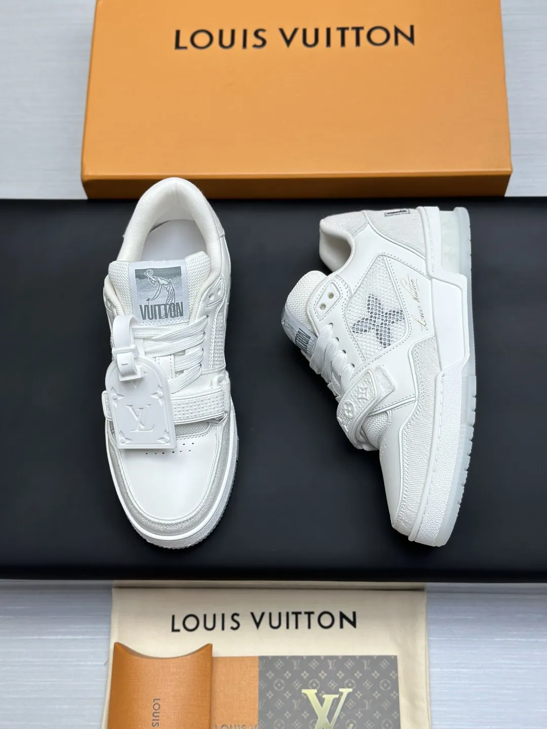 工厂直销¥300💰顶级版本 LV-路易威登-经典走秀新款 空胶工艺·原版1:1开发复刻!!上脚非常舒适 奢侈用料,做工精细,中底印有欧洲制造英文字母 鞋面由意大利进口小牛皮拼接,侧边饰有品牌LOGO标志及签名,最新乳胶垫脚➕网布内里,脚感超舒适。原厂特供原版双色TPU组合大底。套包工艺 固特异缝合锁边 面料:独家定制头层牛皮 配件:独家私模Vuitton 标识, 内里:定制丝滑网里-头层丝绸牛皮内里 大底:TPU组合大底耐磨防滑防黄 垫脚:新款乳胶垫-网纱吸汗 专柜工艺:全电脑针车拉线 鞋头 后套 冷热定型 全套拉帮套楦中低logo花纹 专柜包装 -鞋带 证书 卡片 说明书 合格证 防尘袋 全网最齐包装 女款35-40男款38-46(38/46订做不退换!