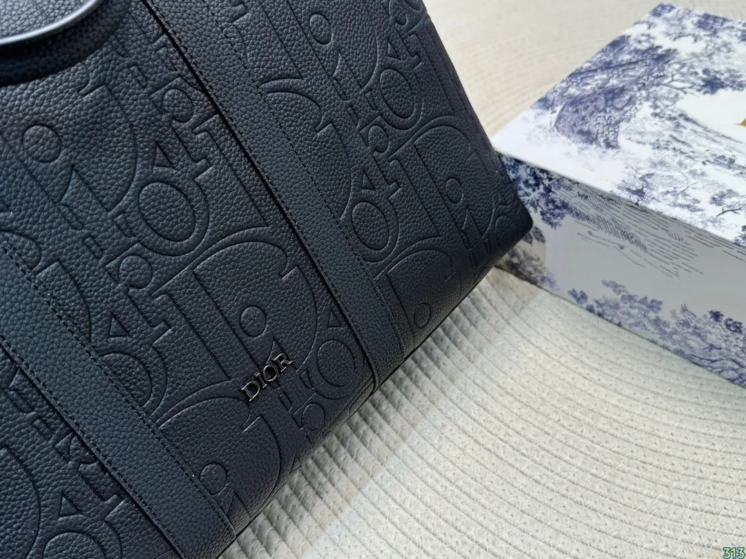 ¥340 迪奥Dior男士公文包 格调满满,自带一股低调沉稳儒雅的气息! 版型挺阔,很有型!越用越有沉淀的味道! 更加低调、沉稳!! 可单肩可斜挎,不分年龄不分身高!实用百搭!尺寸:40 30