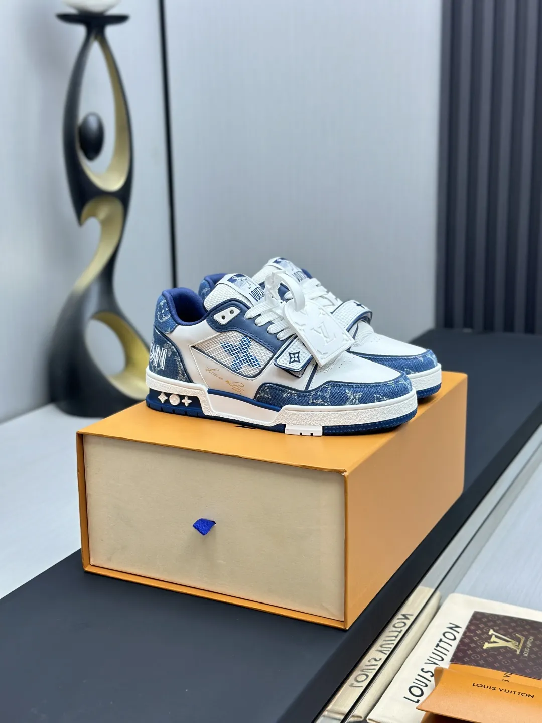 工厂直销¥300💰顶级版本 LV-路易威登-经典走秀新款 空胶工艺·原版1:1开发复刻!!上脚非常舒适 奢侈用料,做工精细,中底印有欧洲制造英文字母 鞋面由意大利进口小牛皮拼接,侧边饰有品牌LOGO标志及签名,最新乳胶垫脚➕网布内里,脚感超舒适。原厂特供原版双色TPU组合大底。套包工艺 固特异缝合锁边 面料:独家定制头层牛皮 配件:独家私模Vuitton 标识, 内里:定制丝滑网里-头层丝绸牛皮内里 大底:TPU组合大底耐磨防滑防黄 垫脚:新款乳胶垫-网纱吸汗 专柜工艺:全电脑针车拉线 鞋头 后套 冷热定型 全套拉帮套楦中低logo花纹 专柜包装 -鞋带 证书 卡片 说明书 合格证 防尘袋 全网最齐包装 女款35-40男款38-46(38/46订做不退换!