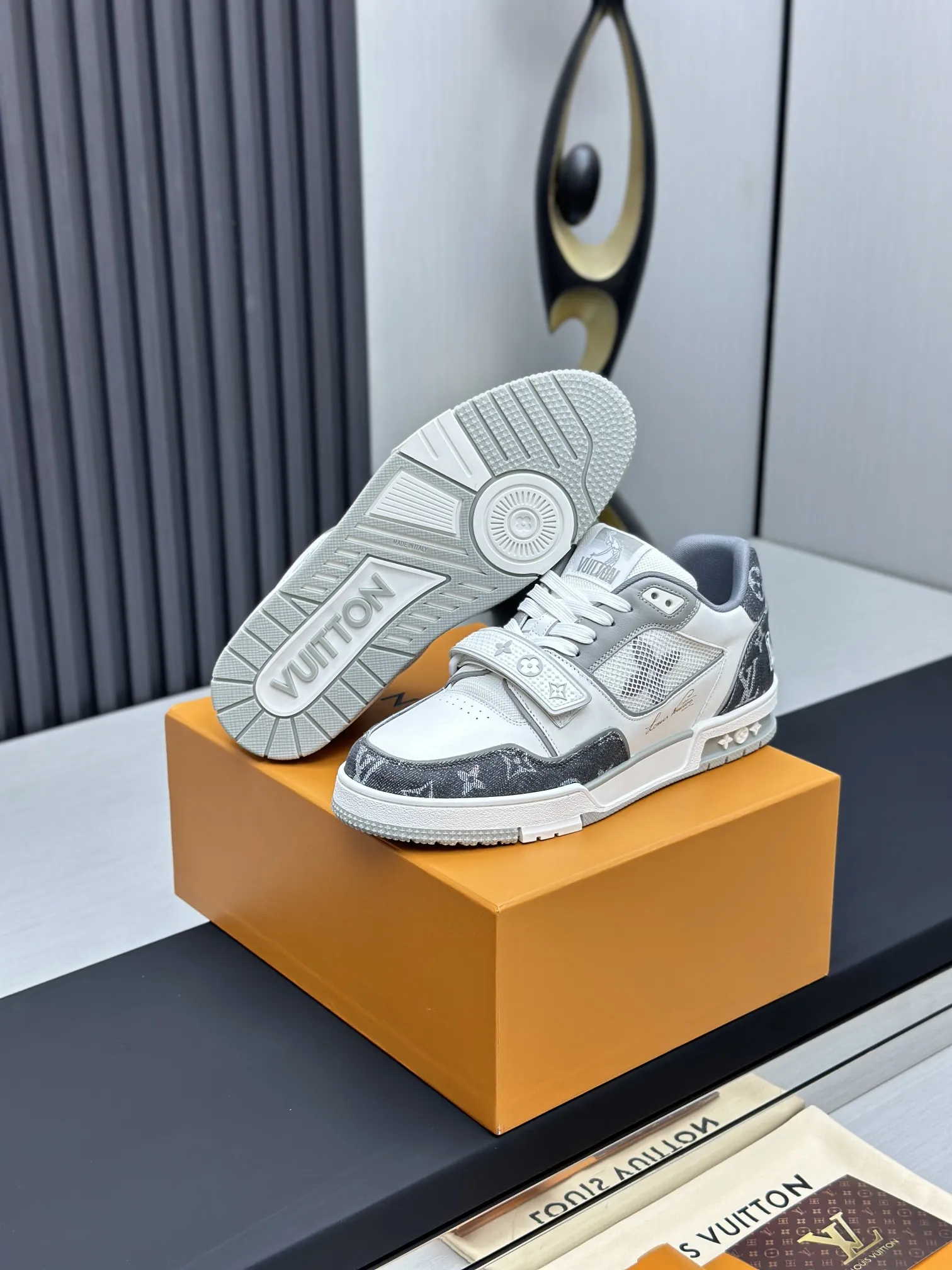 工厂直销&yen;300💰顶级版本 LV-路易威登-经典走秀新款 空胶工艺&middot;原版1：1开发复刻！！上脚非常舒适 奢侈用料，做工精细，中底印有欧洲制造英文字母 鞋面由意大利进口小牛皮拼接，侧边饰有品牌LOGO标志及签名，最新乳胶垫脚➕网布内里，脚感超舒适。原厂特供原版双色TPU组合大底。套包工艺 固特异缝合锁边 面料:独家定制头层牛皮 配件:独家私模Vuitton 标识， 内里:定制丝滑网里-头层丝绸牛皮内里 大底:TPU组合大底耐磨防滑防黄 垫脚:新款乳胶垫-网纱吸汗 专柜工艺:全电脑针车拉线 鞋头 后套 冷热定型 全套拉帮套楦中低logo花纹 专柜包装 -鞋带 证书 卡片 说明书 合格证 防尘袋 全网最齐包装 女款35-40男款38-46（38/46订做不退换！