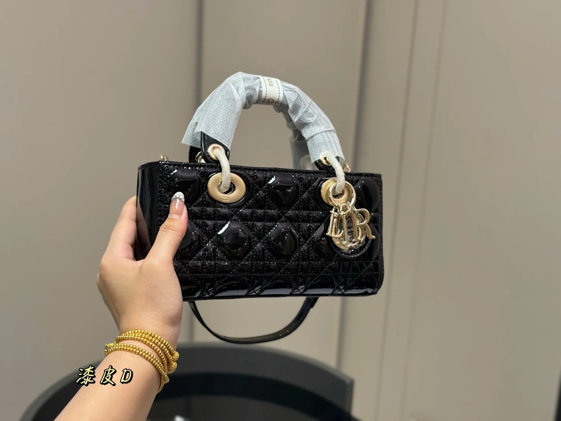 ¥195 配盒 迪奥lady漆皮 横版戴妃包 2025Dior款新包型 两根包带 我喜欢短的那根~ 一只很“我”的包爱了 尺寸:22.11cm