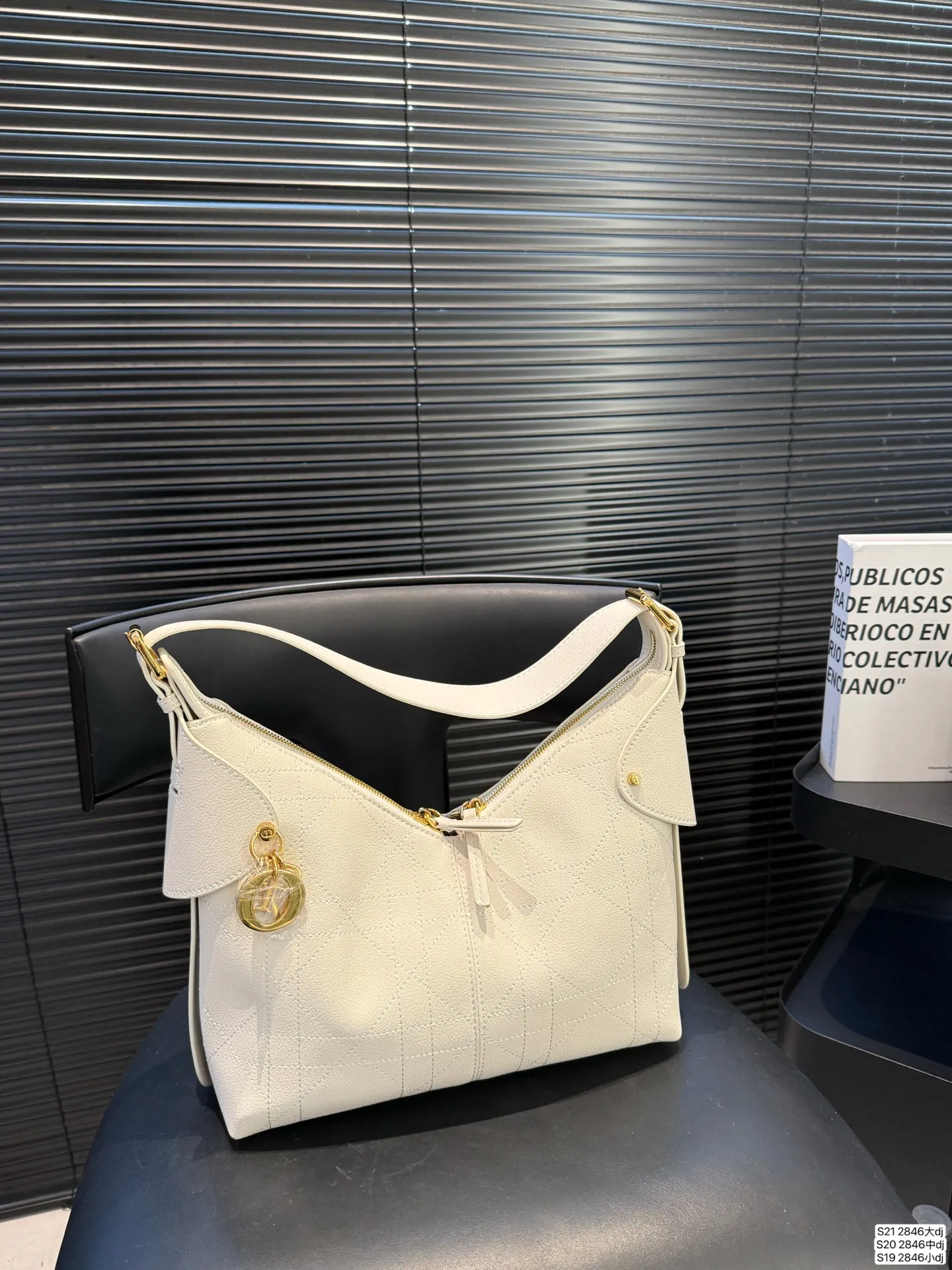 大号P155 中号P150 小号P145 迪奥Dior Voyage也太上镜了叭~ 慵懒的Hobo包型低调又高级! V字包口设计,即使去比较冷的地方穿着厚外套,背着也不会卡美美摆造型,出片不用愁,巨能装!手机相机口红全塞下,旅行逛街轻便又能打~ 🔍迪奥新品,尺寸大号36 23 中28 18 小号21 26 货号2846