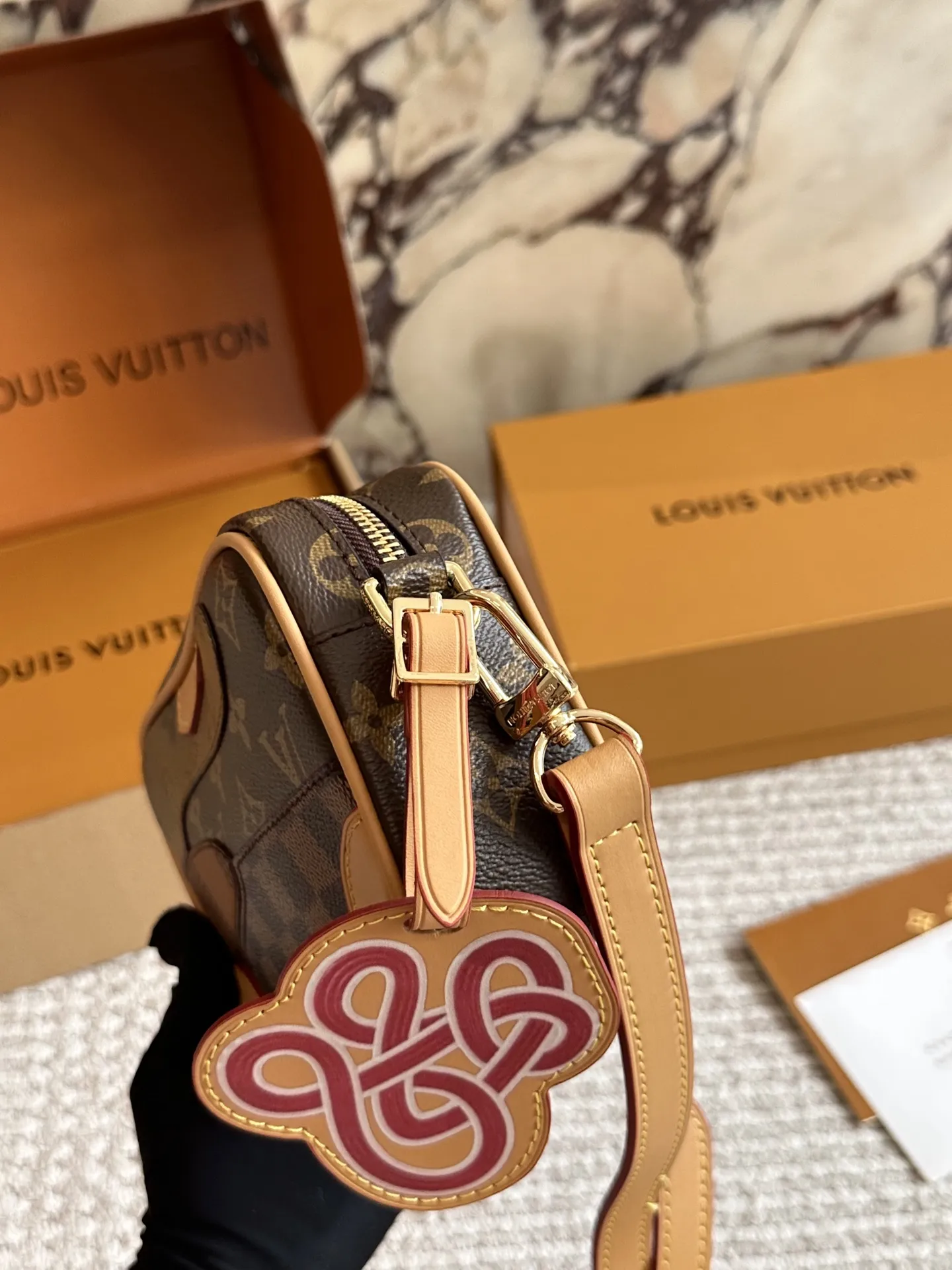 💰165 配盒🎁🎁🎁 size：20 14cm L家 相机包📷 百搭黑色入手了个男包 性价比真的很高 送男朋友的小姐姐们可以安排了 搜索🔍 lv