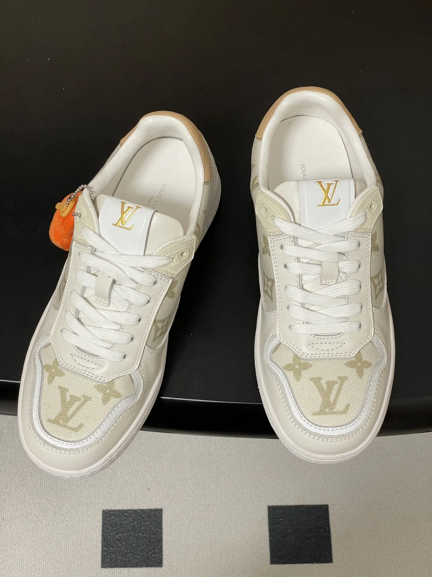 p310-（配高档飞机盒✈️） 2026春夏新款 LOUIS VUITTON 路易威登 LV STADIUM 运动鞋 系带休闲鞋老花板鞋 LVStadium运动鞋为柔软牛皮革局部压印 Monogram图案，再现复古设计风潮。Monogram 帆布饰边和鞋头镂孔汇聚工致细节，鞋舌饰以LV字母标签，外底抒写路易威登标识。 鞋面：牛反绒 内里垫脚：羊皮 鞋底：开模橡胶大底 码数：35-39（40.41定做不退换）