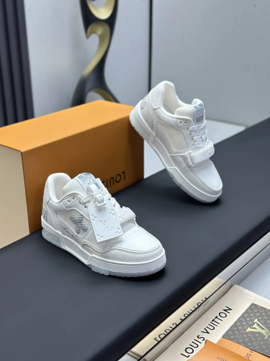 工厂直销¥300💰顶级版本 LV-路易威登-经典走秀新款 空胶工艺·原版1:1开发复刻!!上脚非常舒适 奢侈用料,做工精细,中底印有欧洲制造英文字母 鞋面由意大利进口小牛皮拼接,侧边饰有品牌LOGO标志及签名,最新乳胶垫脚➕网布内里,脚感超舒适。原厂特供原版双色TPU组合大底。套包工艺 固特异缝合锁边 面料:独家定制头层牛皮 配件:独家私模Vuitton 标识, 内里:定制丝滑网里-头层丝绸牛皮内里 大底:TPU组合大底耐磨防滑防黄 垫脚:新款乳胶垫-网纱吸汗 专柜工艺:全电脑针车拉线 鞋头 后套 冷热定型 全套拉帮套楦中低logo花纹 专柜包装 -鞋带 证书 卡片 说明书 合格证 防尘袋 全网最齐包装 女款35-40男款38-46(38/46订做不退换!