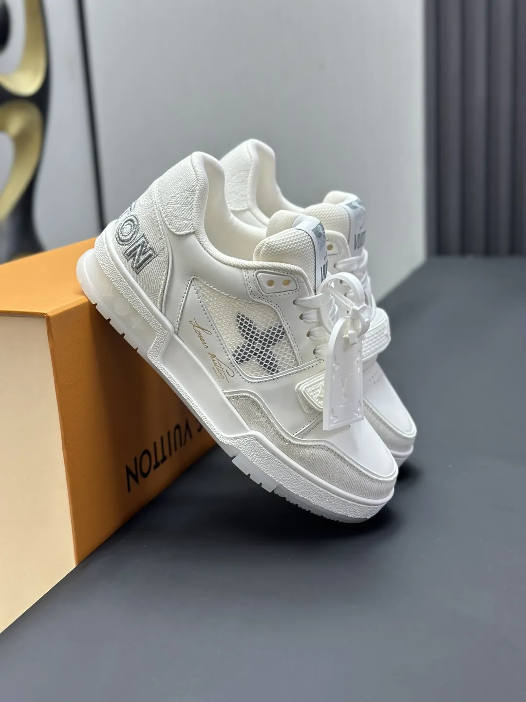 工厂直销&yen;300💰顶级版本 LV-路易威登-经典走秀新款 空胶工艺&middot;原版1：1开发复刻！！上脚非常舒适 奢侈用料，做工精细，中底印有欧洲制造英文字母 鞋面由意大利进口小牛皮拼接，侧边饰有品牌LOGO标志及签名，最新乳胶垫脚➕网布内里，脚感超舒适。原厂特供原版双色TPU组合大底。套包工艺 固特异缝合锁边 面料:独家定制头层牛皮 配件:独家私模Vuitton 标识， 内里:定制丝滑网里-头层丝绸牛皮内里 大底:TPU组合大底耐磨防滑防黄 垫脚:新款乳胶垫-网纱吸汗 专柜工艺:全电脑针车拉线 鞋头 后套 冷热定型 全套拉帮套楦中低logo花纹 专柜包装 -鞋带 证书 卡片 说明书 合格证 防尘袋 全网最齐包装 女款35-40男款38-46（38/46订做不退换！