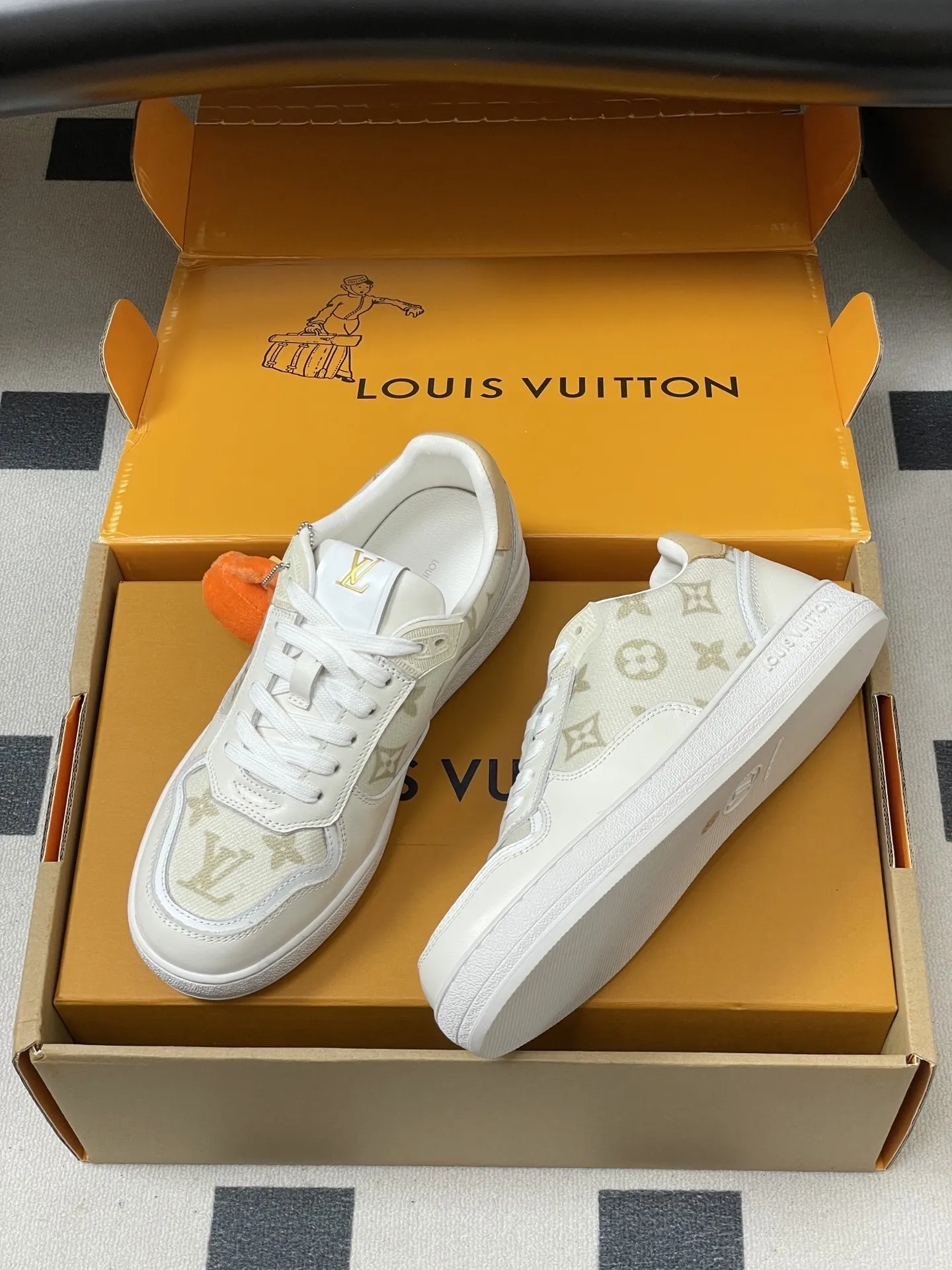 p310-(配高档飞机盒✈️) 2026春夏新款 LOUIS VUITTON 路易威登 LV STADIUM 运动鞋 系带休闲鞋老花板鞋 LVStadium运动鞋为柔软牛皮革局部压印 Monogram图案,再现复古设计风潮。Monogram 帆布饰边和鞋头镂孔汇聚工致细节,鞋舌饰以LV字母标签,外底抒写路易威登标识。 鞋面:牛反绒 内里垫脚:羊皮 鞋底:开模橡胶大底 码数:35-39(40.41定做不退换)