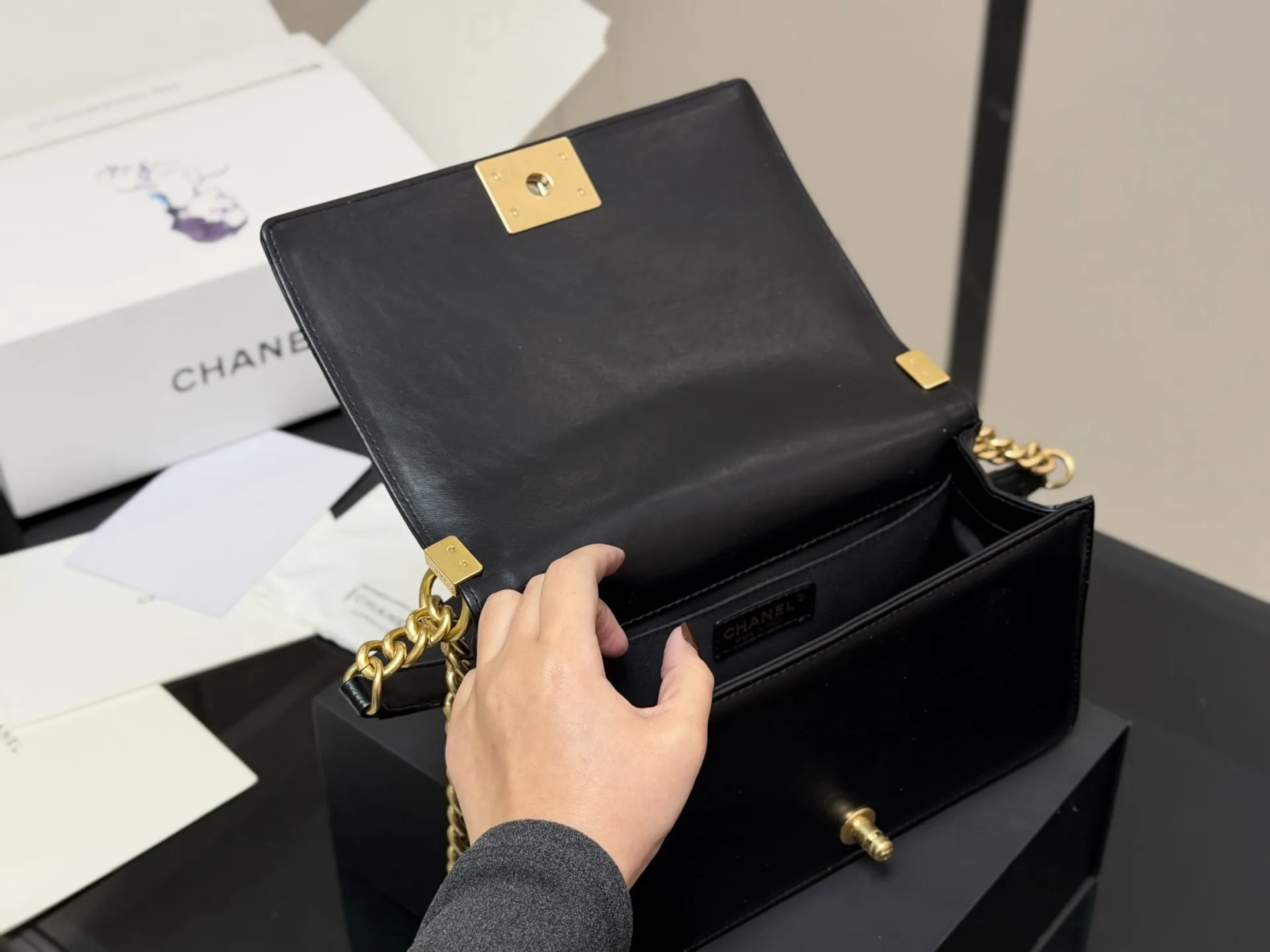 &yen;180 &yen;175 配折叠盒飞机盒 size：25cm 20cm 香奈儿 Leboy 辣妈包 ⚠️高版本 重新出货 很饱满的皮质哦！ 羊皮纹 高品质！