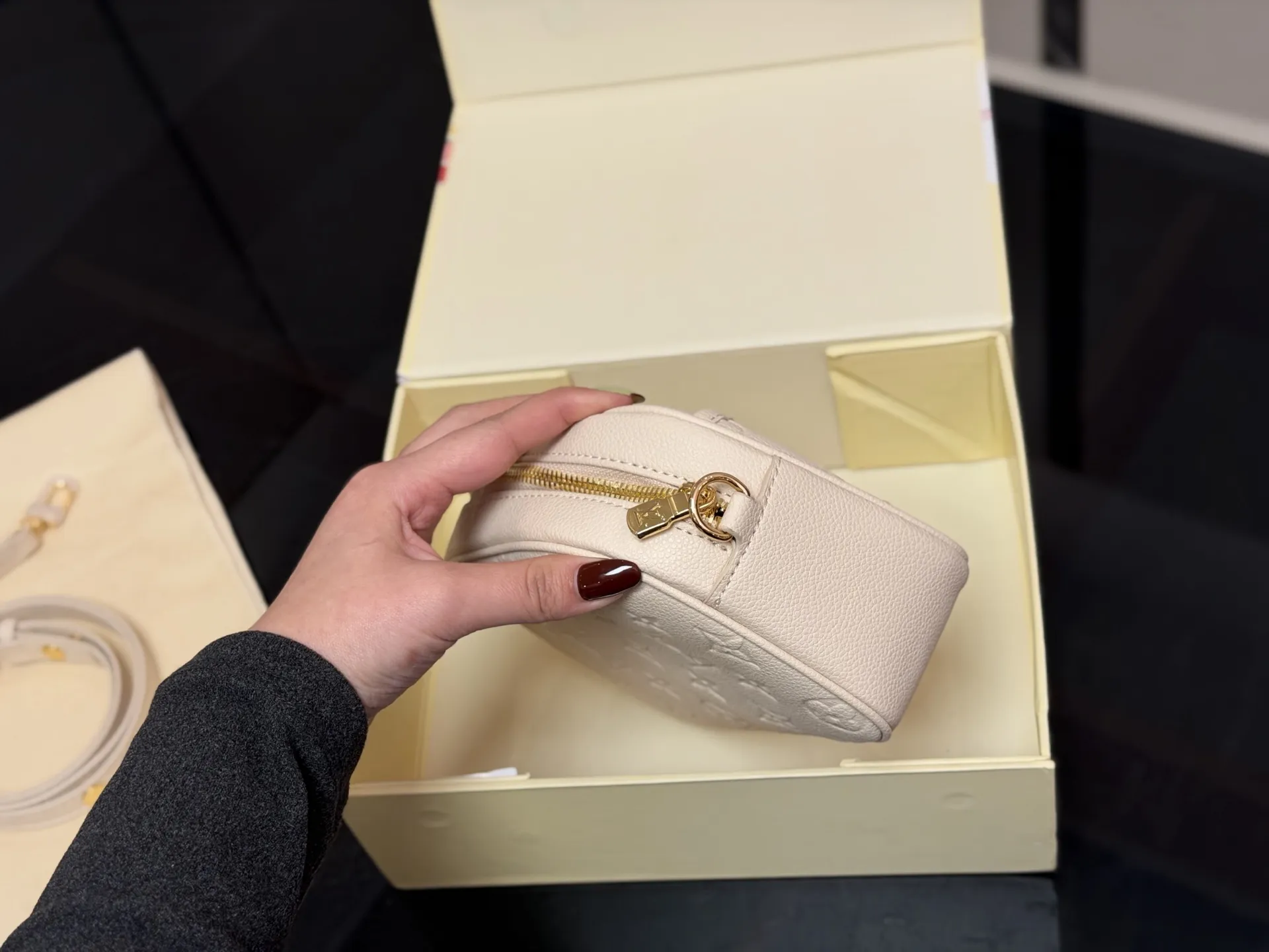 &yen;175 配折叠盒 尺寸：19*16cm Lv 25fw相机包 最最最新上线哦！ 耐看！实用且能装！ 老花经典款！ 绝对的高级货！ 搜索🔍Lv 相机包