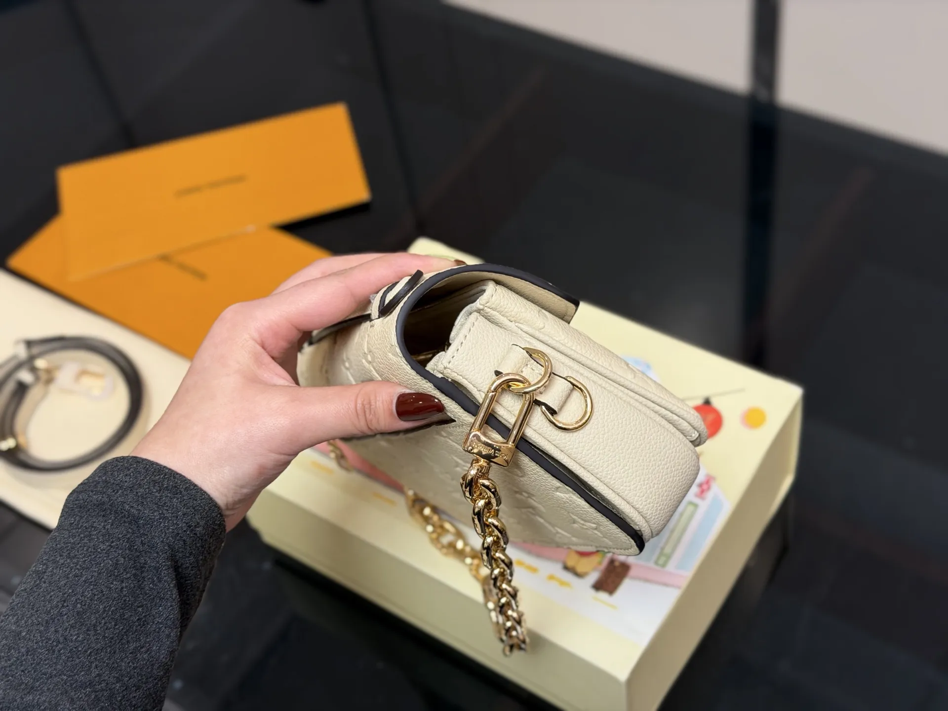 ¥200 配折叠盒 最新尺寸 :21×6×13cm Lv高品质 ‼️性价比超高 ‼️ 一定要好好看细节看五金看材质 新款邮差小号 East west 〰️ 配置链条和皮肩带⚠️