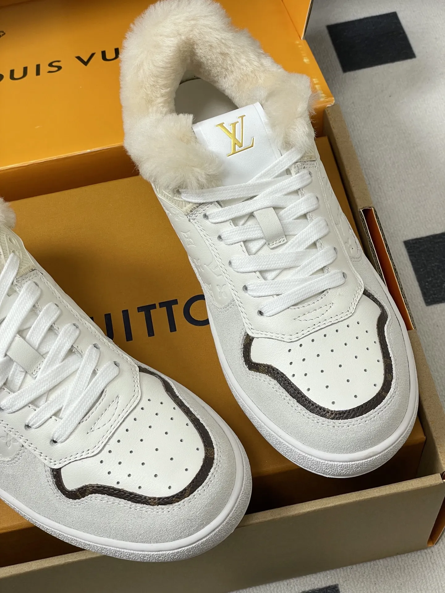p310-（配高档飞机盒✈️） 2026春夏新款 LOUIS VUITTON 路易威登 LV STADIUM 运动鞋 系带羊毛里休闲鞋老花板鞋 本款LVStadium运动鞋以 Monogram图案羊毛鞋面及舒适羊毛皮内衬塑造冬日构型。同色牛皮革再添雅致一笔。背面经典皮革饰边压印 路易威登标识，与柔软橡胶外底共筑潮流风范。 鞋面：牛反绒 内里垫脚：羊毛 鞋底：开模橡胶大底 码数：35-39（40.41定做不退换）