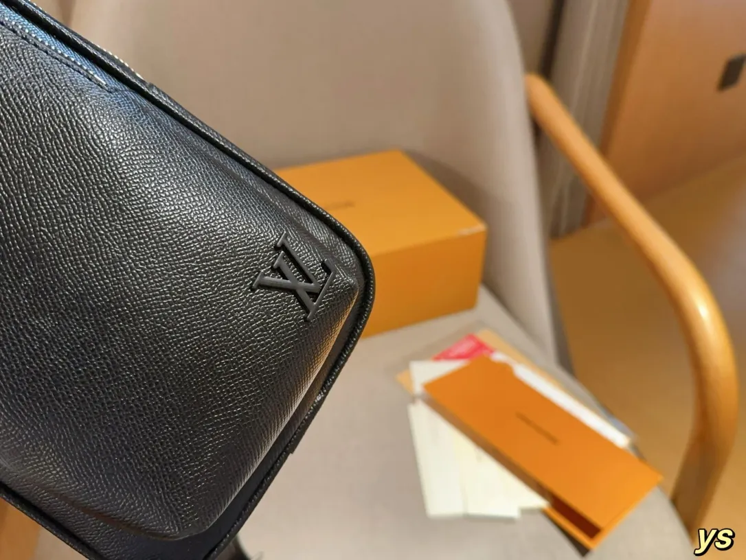 💰135 LV/路易威登 男包 Avenue PM 经典男士胸包 尺寸16&times;31&times;4 礼盒包装🎁