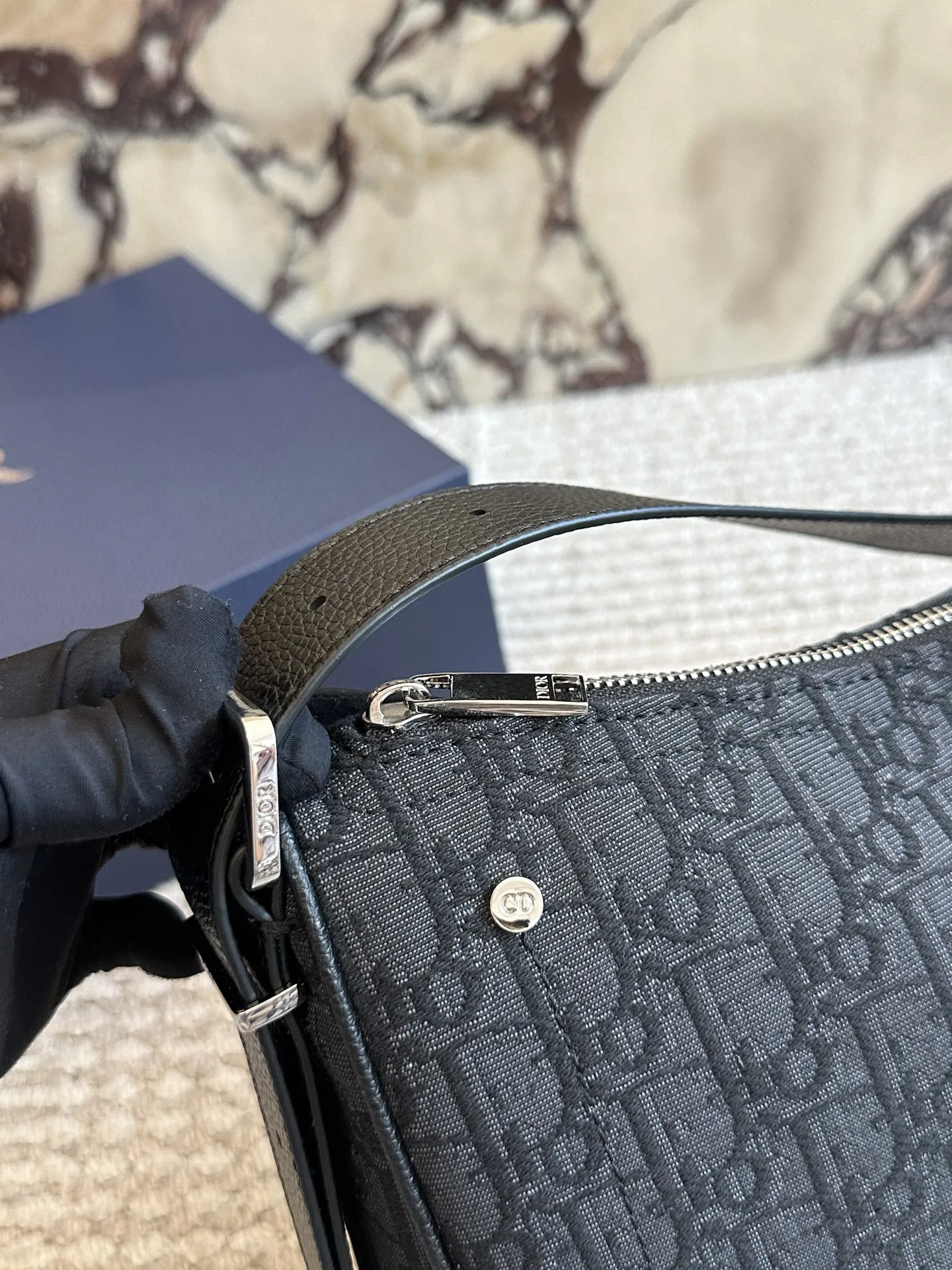 p175 Dior D-Dream Oblique手袋 💙Dior D-Dream Oblique手袋,经典蓝色Oblique印花+光滑牛皮革,简约复古又超有辨识度✨。中号尺寸,肩带可调节,手提、单肩、斜挎都OK,通勤日常都能轻松驾驭。内部空间合理,手机、化妆品都能装下,轻便易打理,时尚实用两不误!D-Dream系列是Dior近年超火的热门款,时髦精们必入!👜35cm配盒子