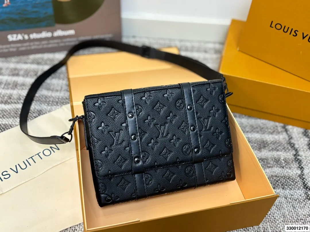 P130 折叠盒子 中古LV 新款男士邮差包，很酷的LV男包来喽看起来十分时尚且年轻。斜挎也不显大当收纳空间真心不错，拿取东西时十分方便当肩带可以自由调节长度，任何身高都没问题 尺寸：25.19