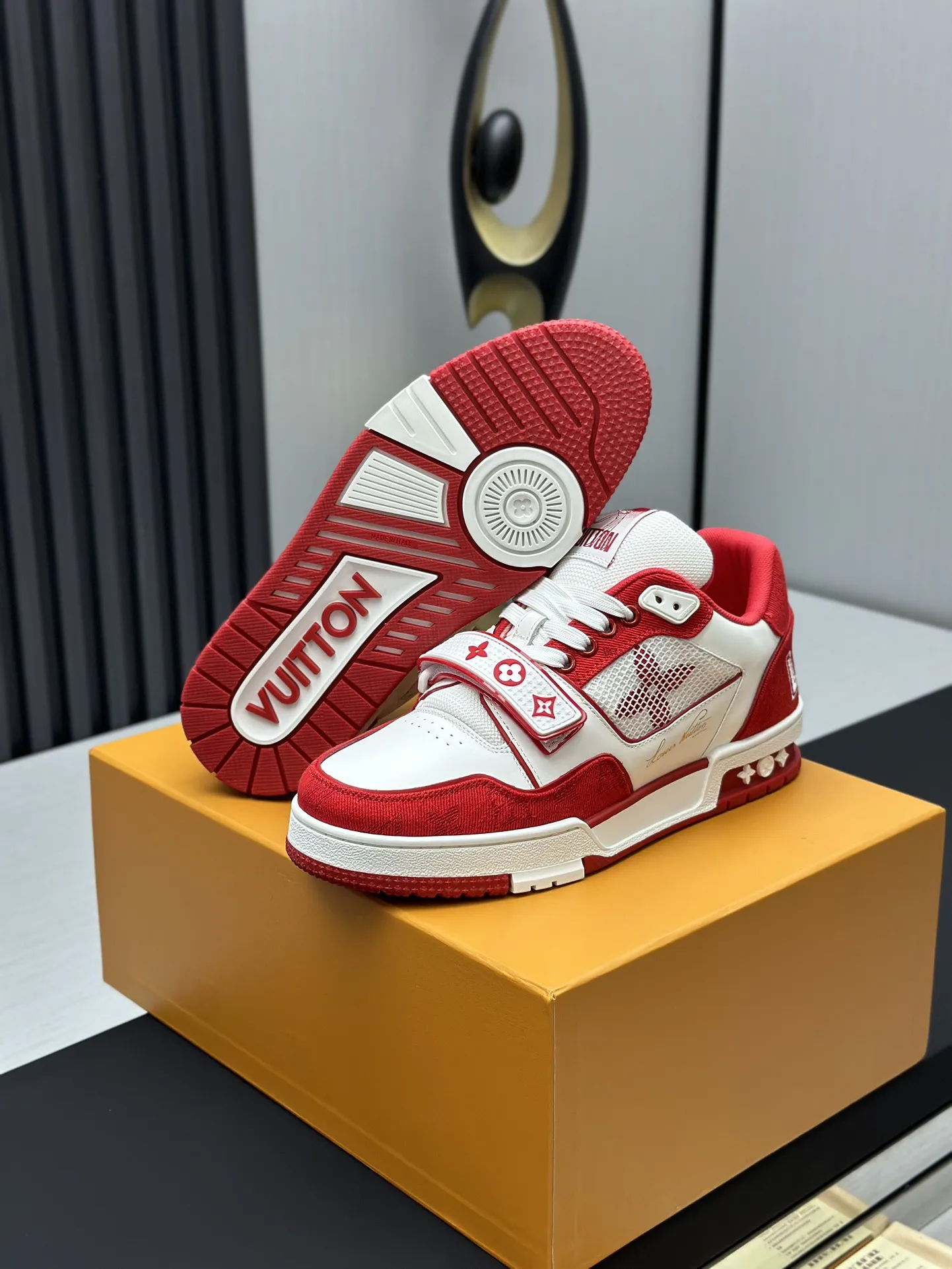 工厂直销&yen;300💰顶级版本 LV-路易威登-经典走秀新款 空胶工艺&middot;原版1：1开发复刻！！上脚非常舒适 奢侈用料，做工精细，中底印有欧洲制造英文字母 鞋面由意大利进口小牛皮拼接，侧边饰有品牌LOGO标志及签名，最新乳胶垫脚➕网布内里，脚感超舒适。原厂特供原版双色TPU组合大底。套包工艺 固特异缝合锁边 面料:独家定制头层牛皮 配件:独家私模Vuitton 标识， 内里:定制丝滑网里-头层丝绸牛皮内里 大底:TPU组合大底耐磨防滑防黄 垫脚:新款乳胶垫-网纱吸汗 专柜工艺:全电脑针车拉线 鞋头 后套 冷热定型 全套拉帮套楦中低logo花纹 专柜包装 -鞋带 证书 卡片 说明书 合格证 防尘袋 全网最齐包装 女款35-40男款38-46（38/46订做不退换！